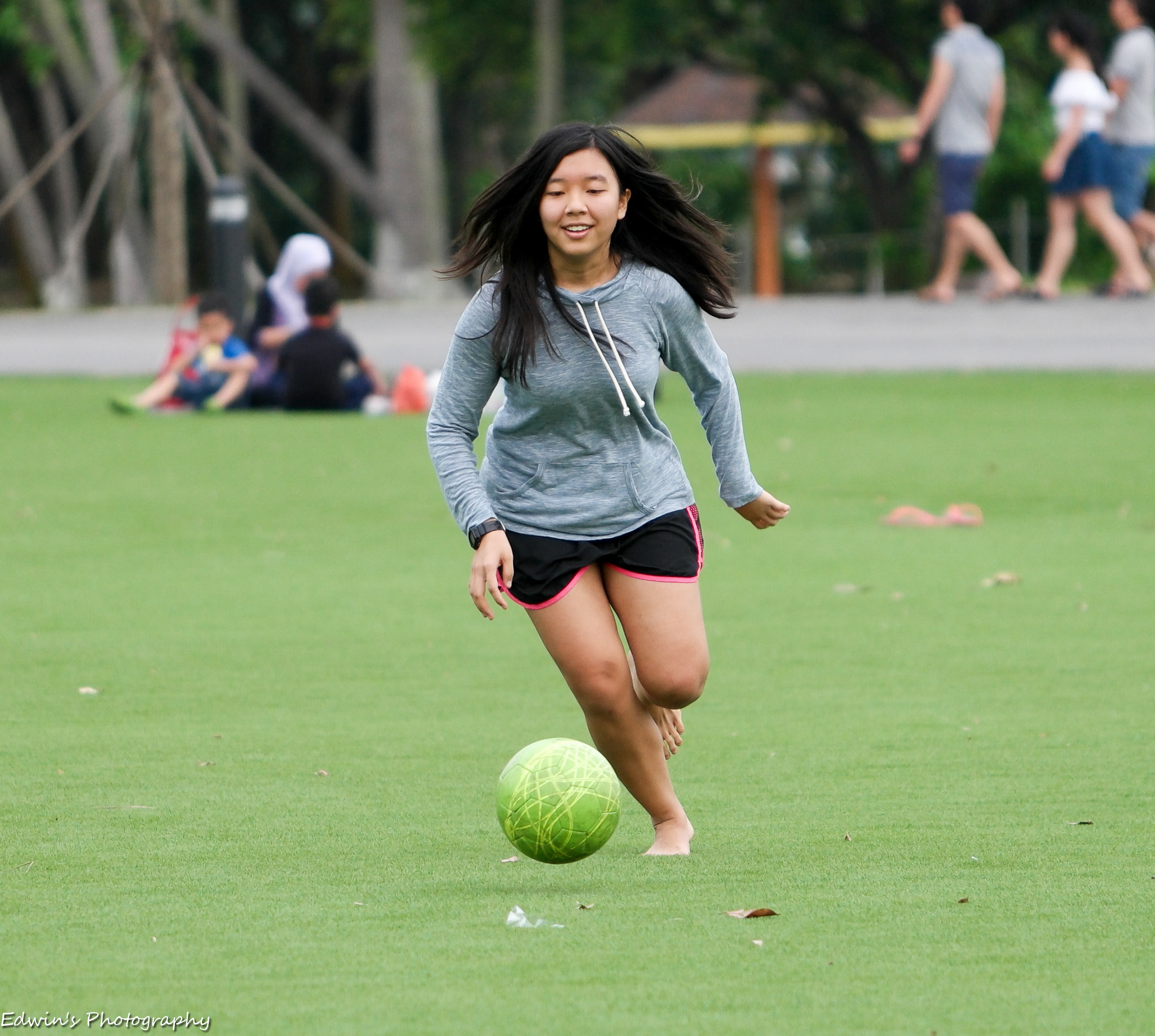 Samsung NX1 + NX 50-150mm F2.8 S sample photo. Chasing the ball photography