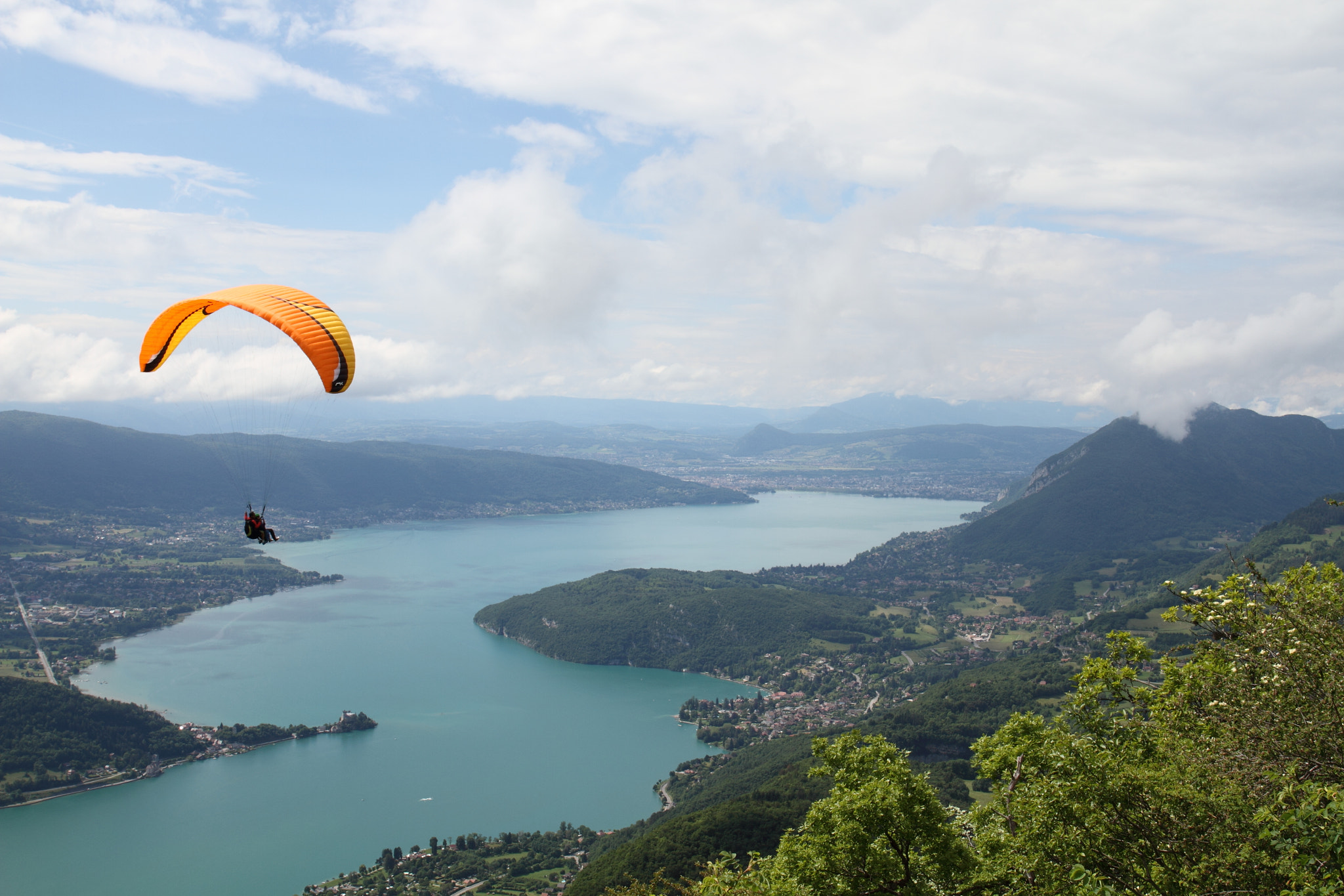 Canon EOS 7D + Canon EF 24-70mm F4L IS USM sample photo. Lac d`annecy parachuting photography