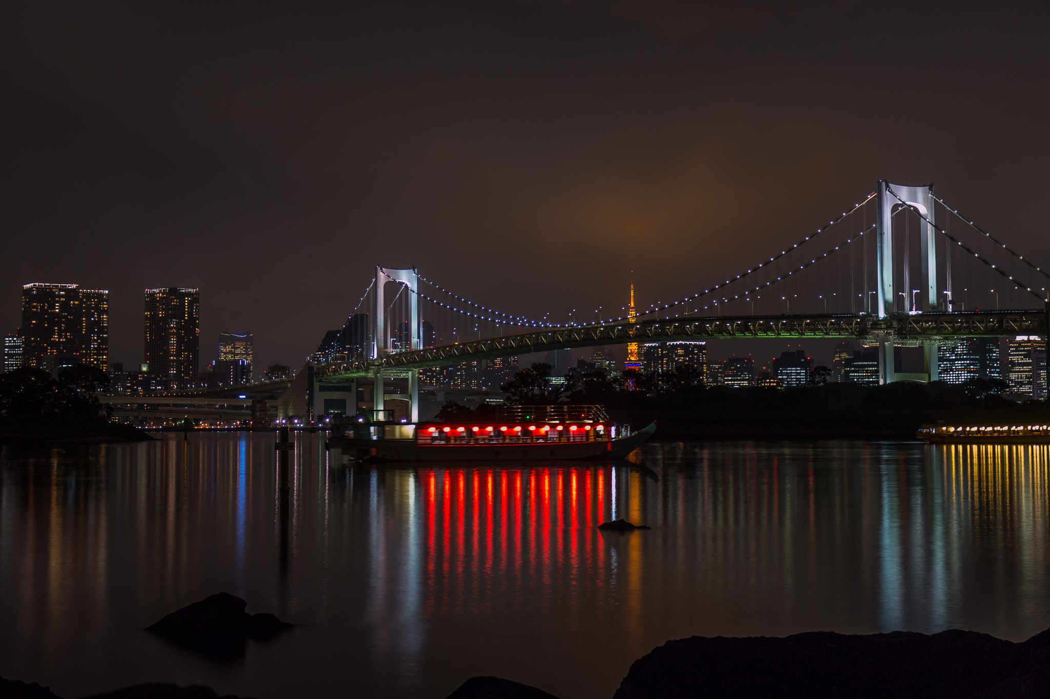 Canon EOS 70D + Canon EF 16-35mm F4L IS USM sample photo. Rainbow bridge tokyo bay photography