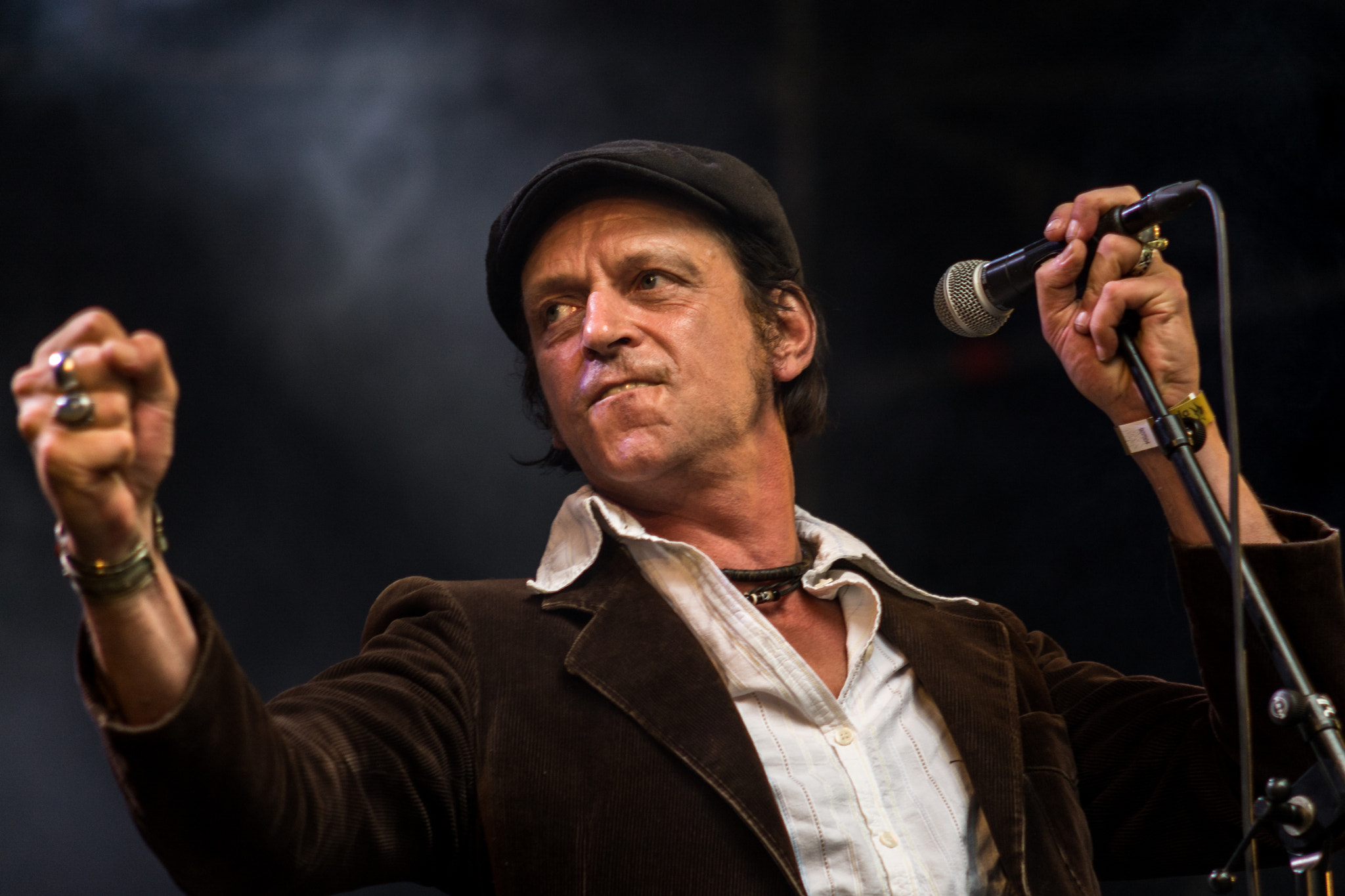 Sigma 50-150mm F2.8 EX APO DC HSM sample photo. Fred singer of the dutch band zoon photography