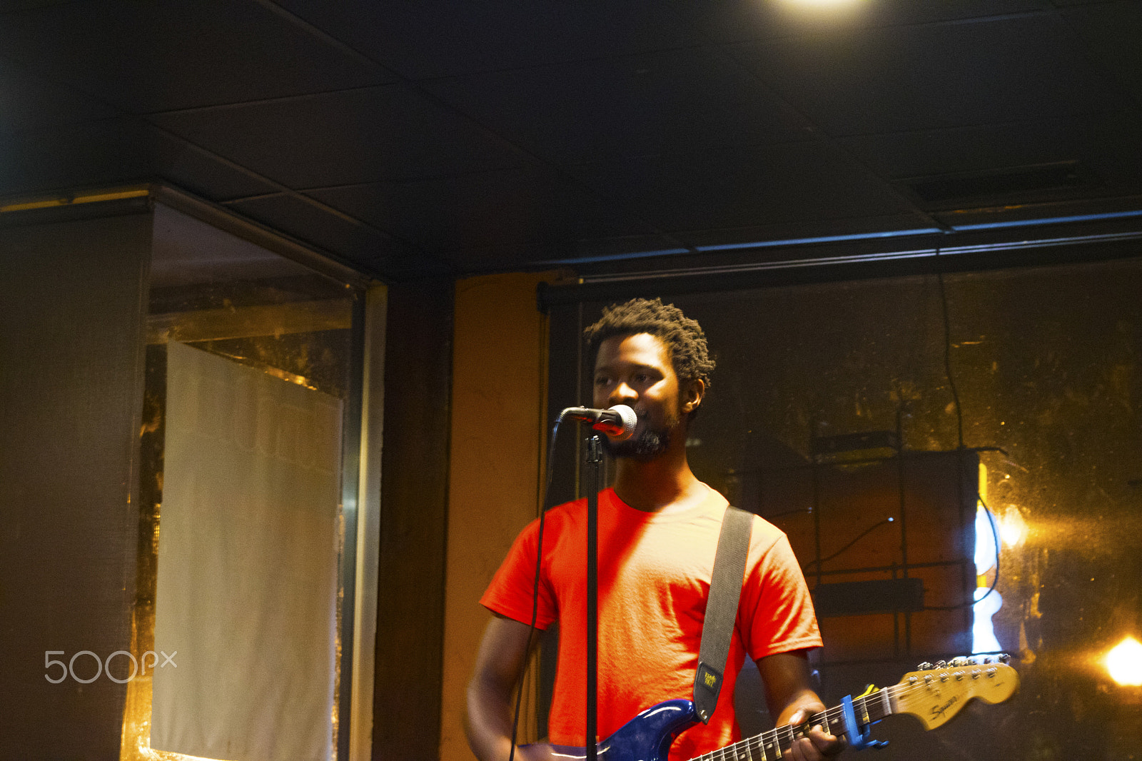Canon EOS 750D (EOS Rebel T6i / EOS Kiss X8i) sample photo. Getting the crowd into it photography