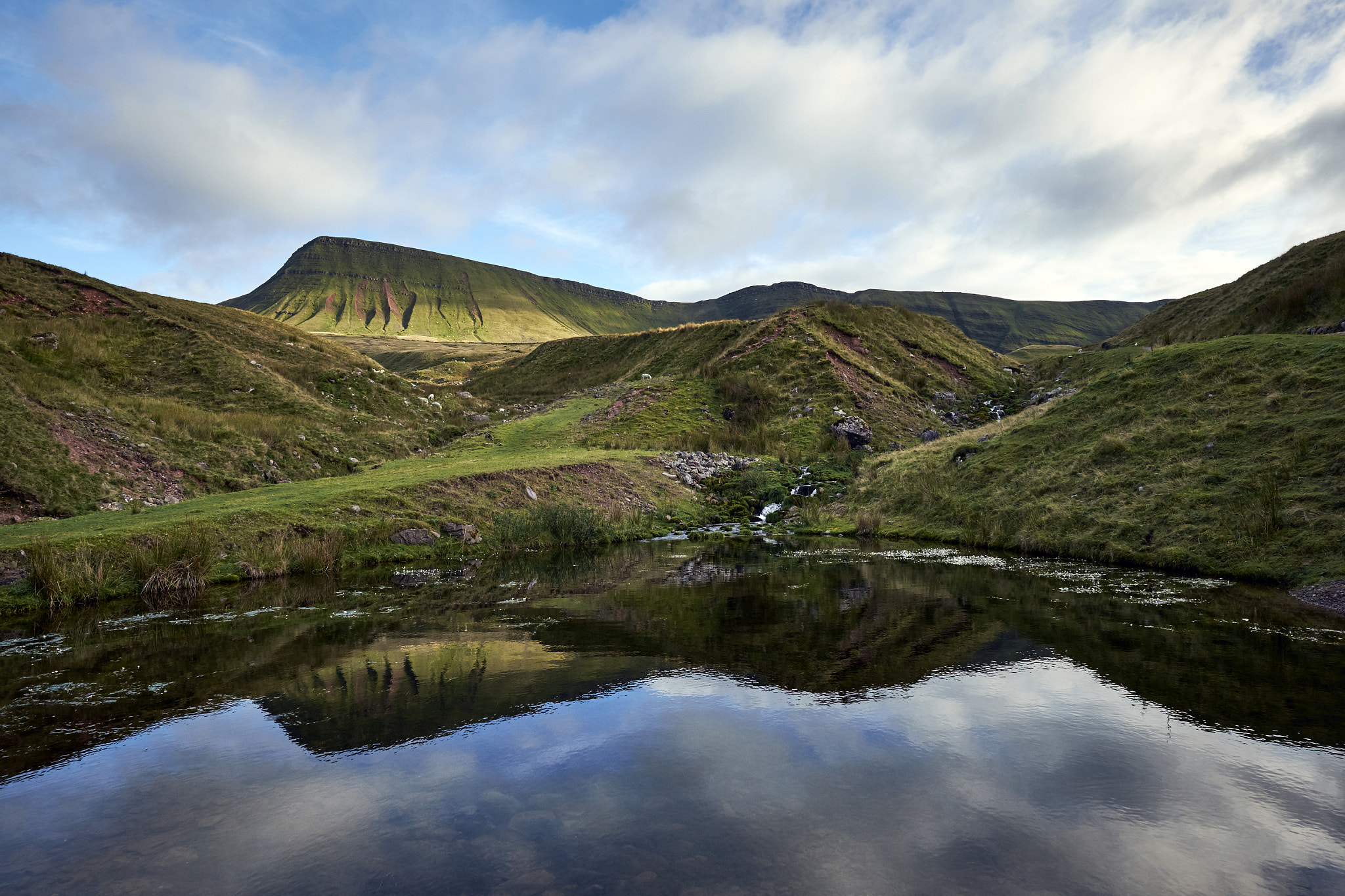 Fujifilm X-T10 + Fujifilm XF 14mm F2.8 R sample photo. Llyn y fan fach...the path photography