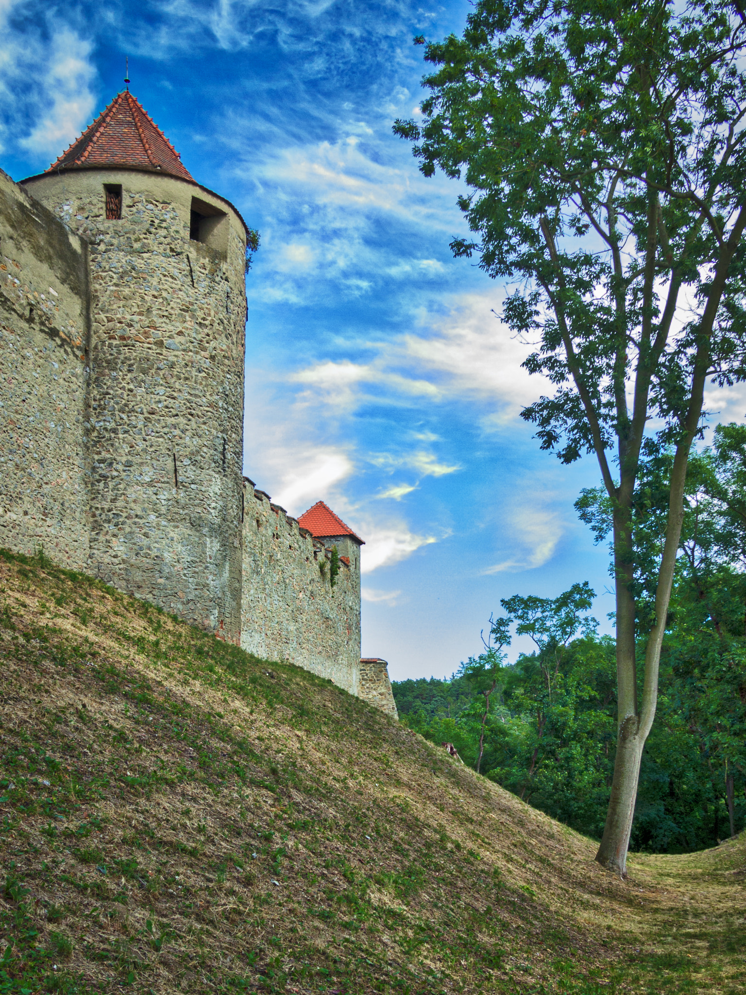Olympus PEN E-PL3 + Panasonic Lumix G 14mm F2.5 ASPH sample photo. Castle veveri photography