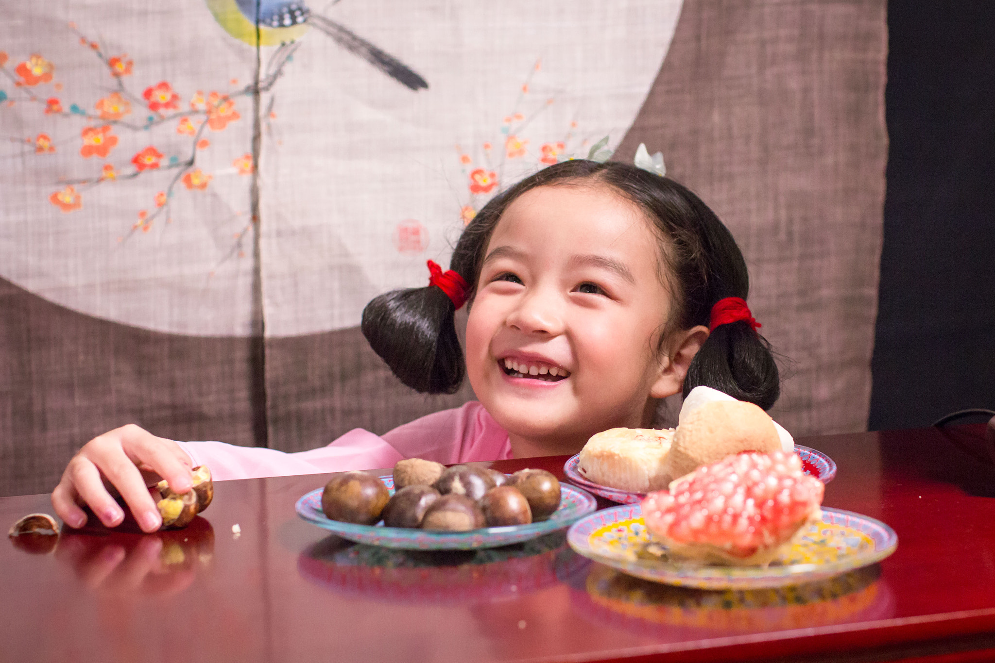 Canon EOS 60D + Canon EF 35mm F1.4L USM sample photo. Eating mooncakes photography