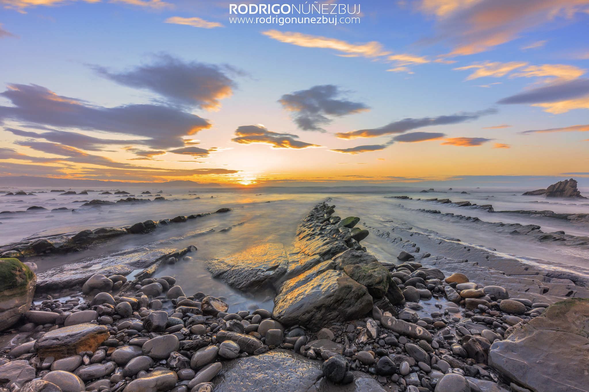 Canon EOS 5DS R + Canon EF 16-35mm F4L IS USM sample photo. Hundido en las olas photography