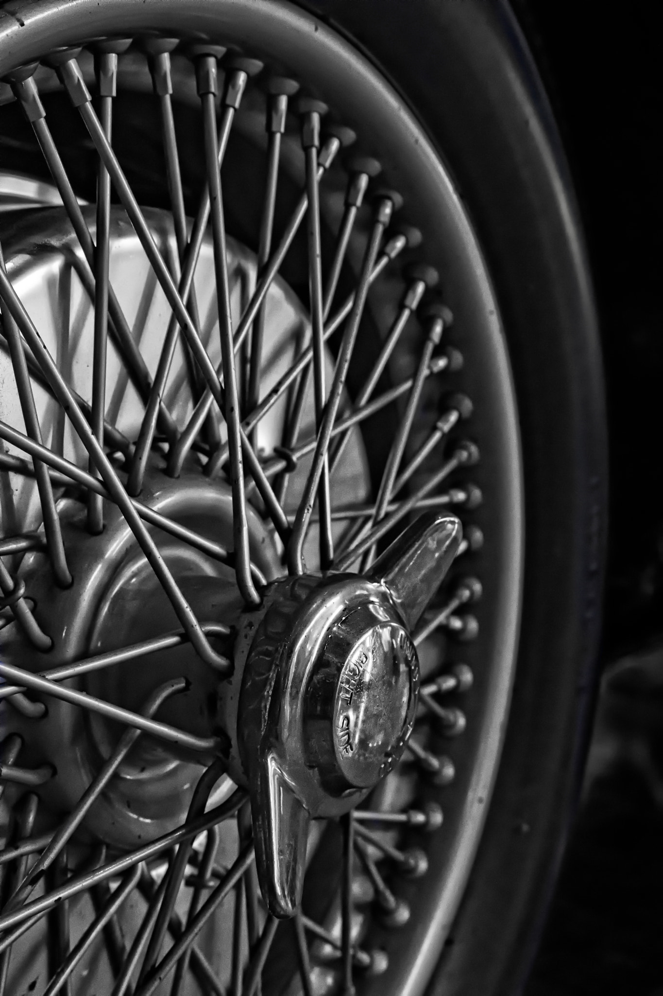 Sony a6000 + Sony Sonnar T* FE 35mm F2.8 ZA sample photo. The wheel of an old vintage car photography