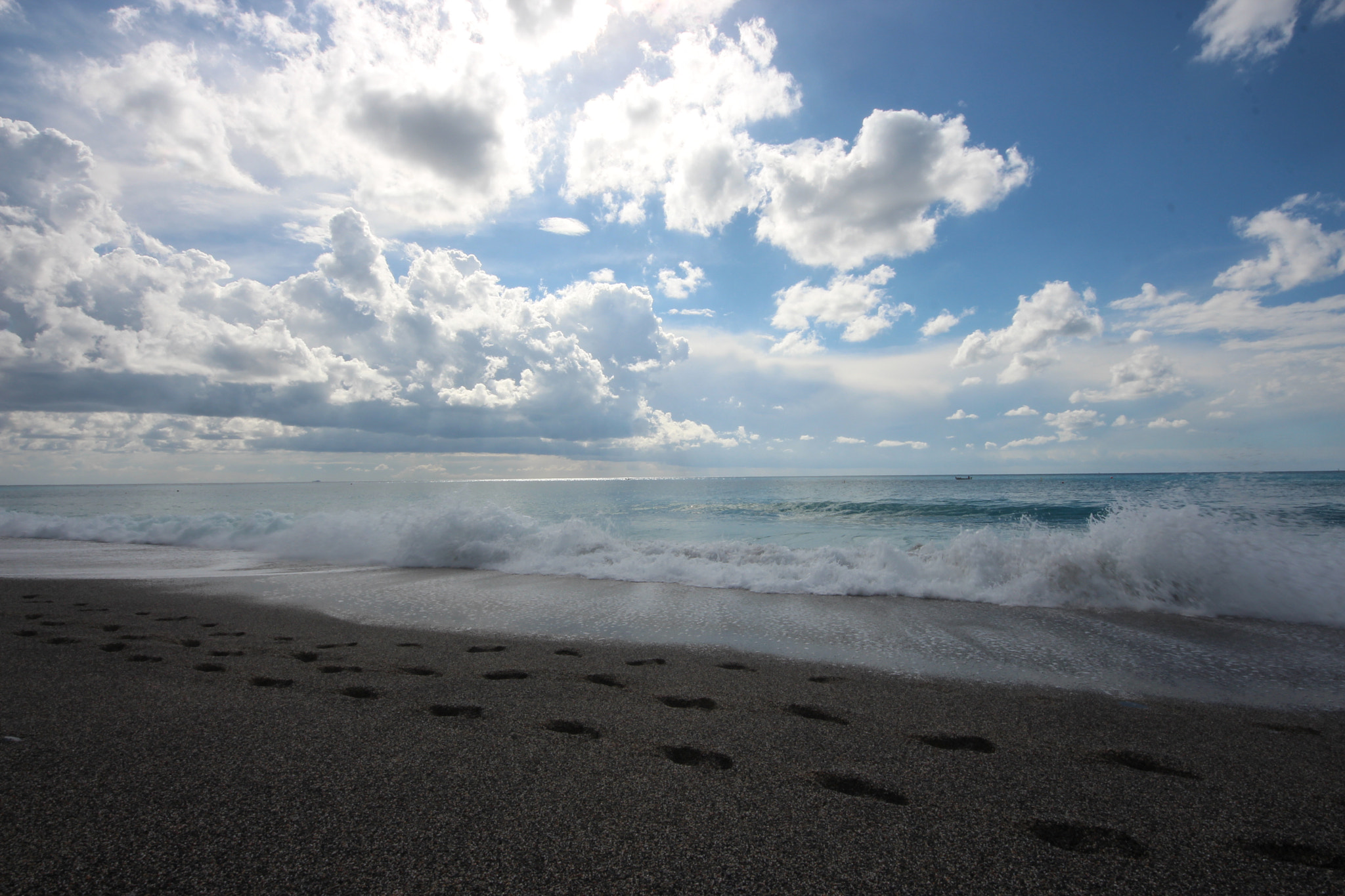 Canon EOS 650D (EOS Rebel T4i / EOS Kiss X6i) + Sigma 8-16mm F4.5-5.6 DC HSM sample photo. Varigotti - italy photography