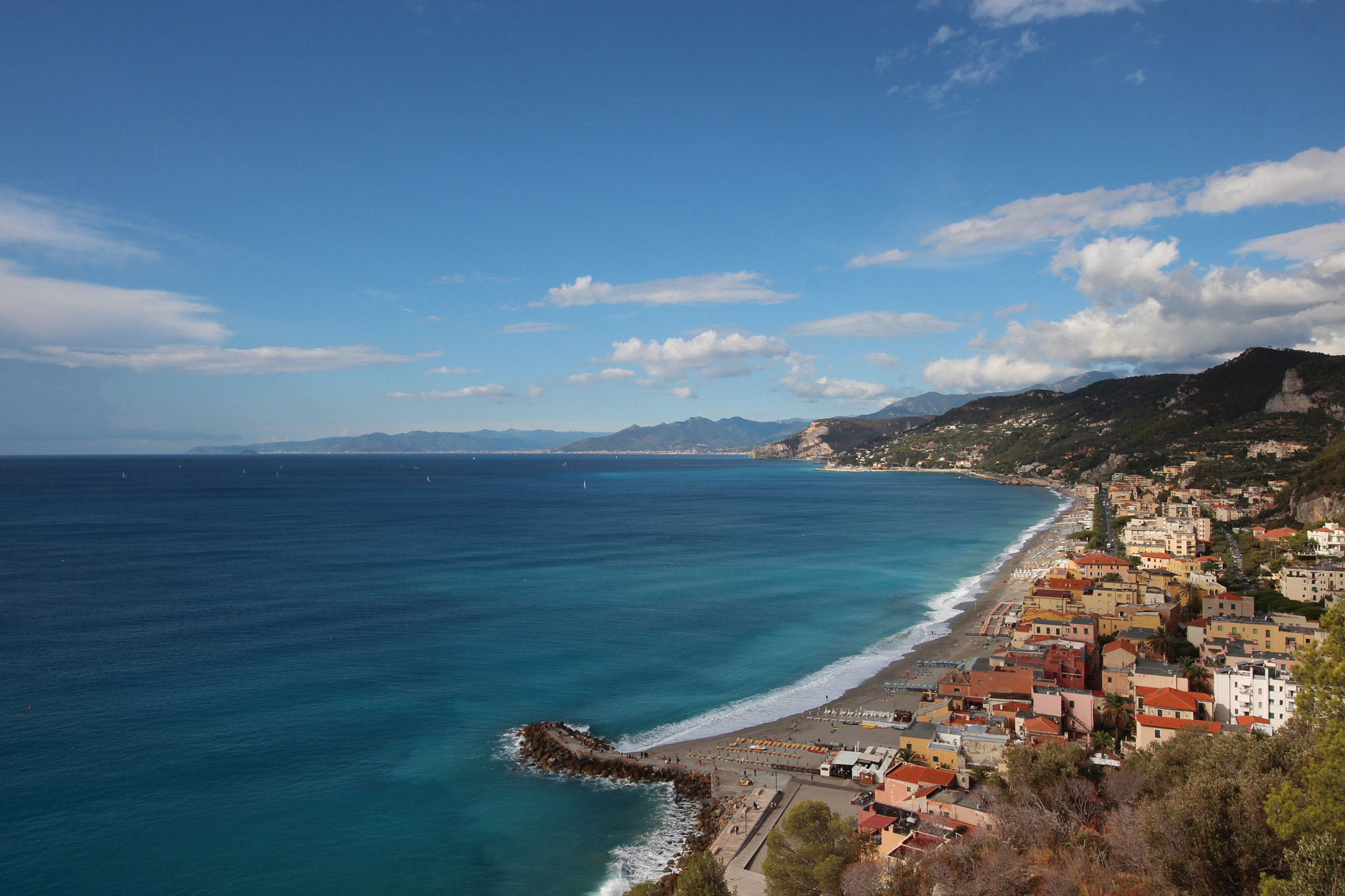 Canon EOS 650D (EOS Rebel T4i / EOS Kiss X6i) + Sigma 8-16mm F4.5-5.6 DC HSM sample photo. Varigotti - italy photography