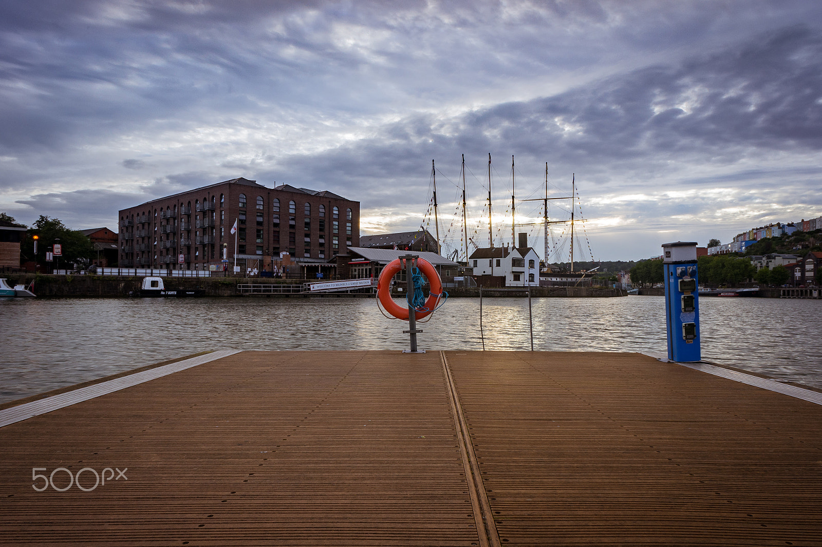 Sony Alpha NEX-5 + Sony E 16mm F2.8 sample photo. The walk way photography