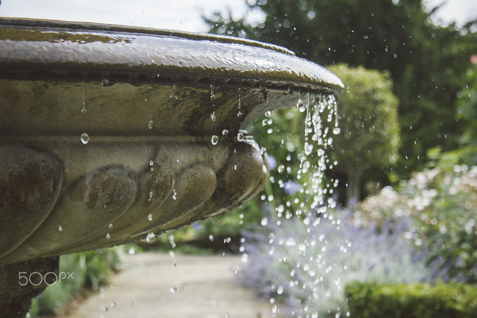 Canon EF-S 17-85mm F4-5.6 IS USM sample photo. Detail of garden fountain, dipping water photography