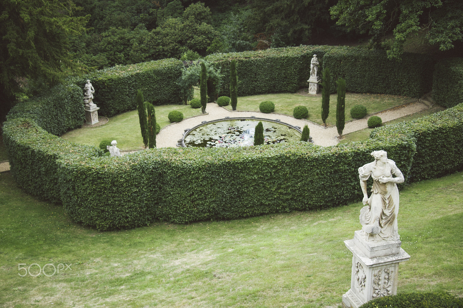 Canon EF-S 17-85mm F4-5.6 IS USM sample photo. Formal english gardens with pond and statues photography