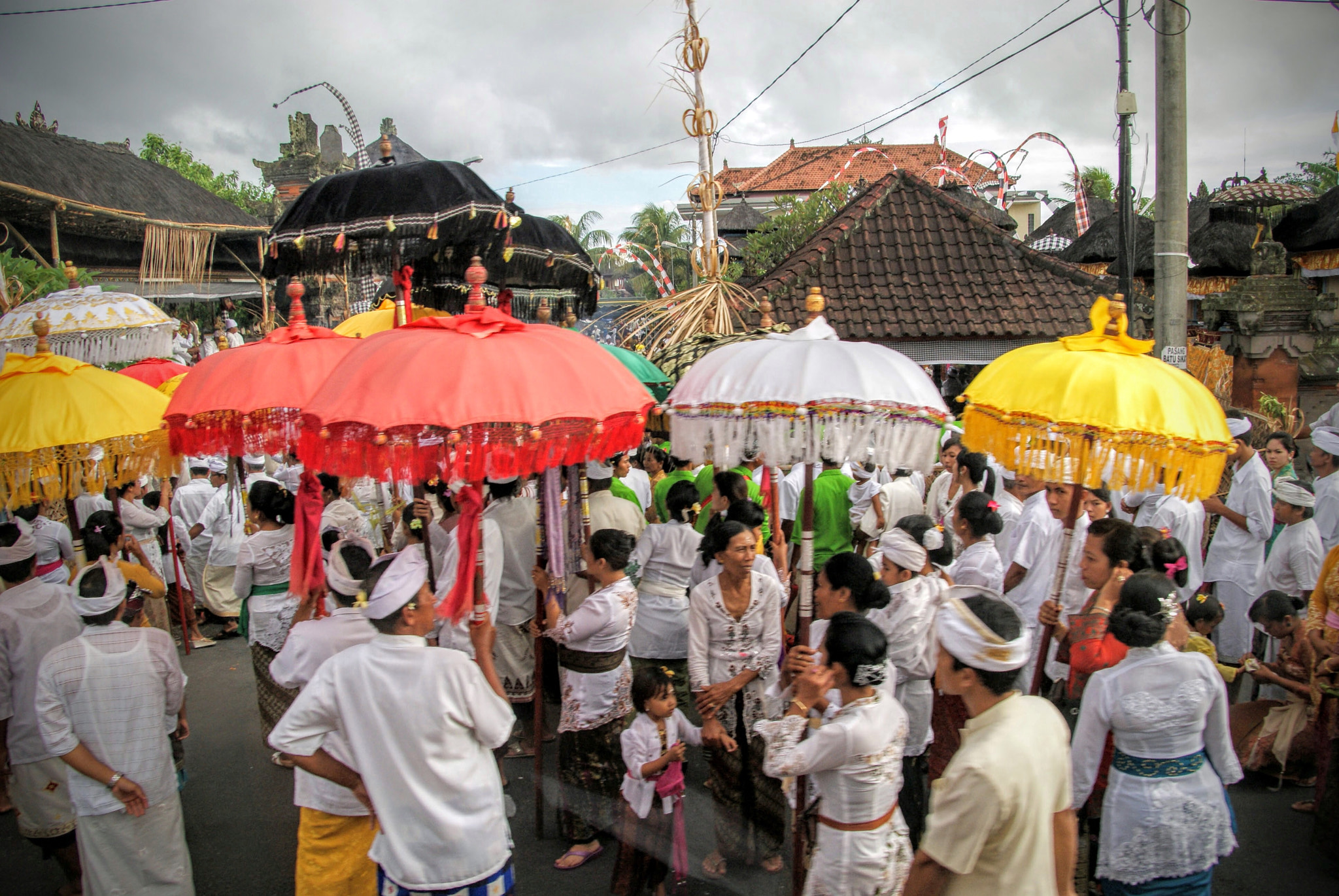 Sony Alpha DSLR-A230 + Sony DT 18-250mm F3.5-6.3 sample photo. Crowds gathered for nyepi festival in bali photography
