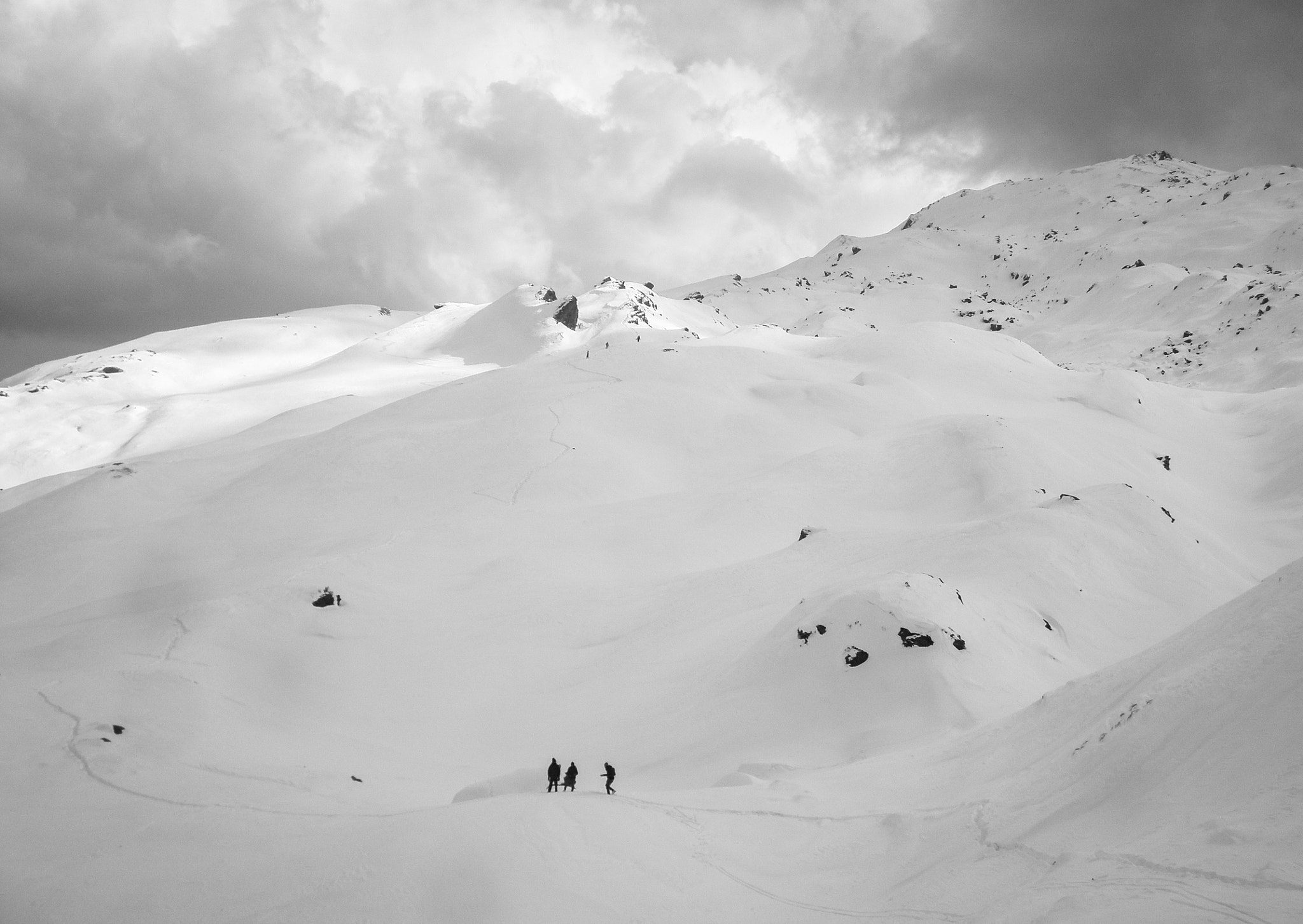 Olympus FE4030,X950 sample photo. Nowhere men in snow desert photography