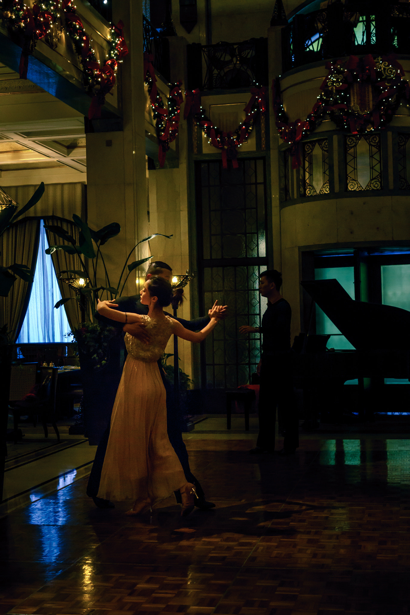 Sony a6000 + Sony Sonnar T* FE 35mm F2.8 ZA sample photo. Waltz at the bund photography
