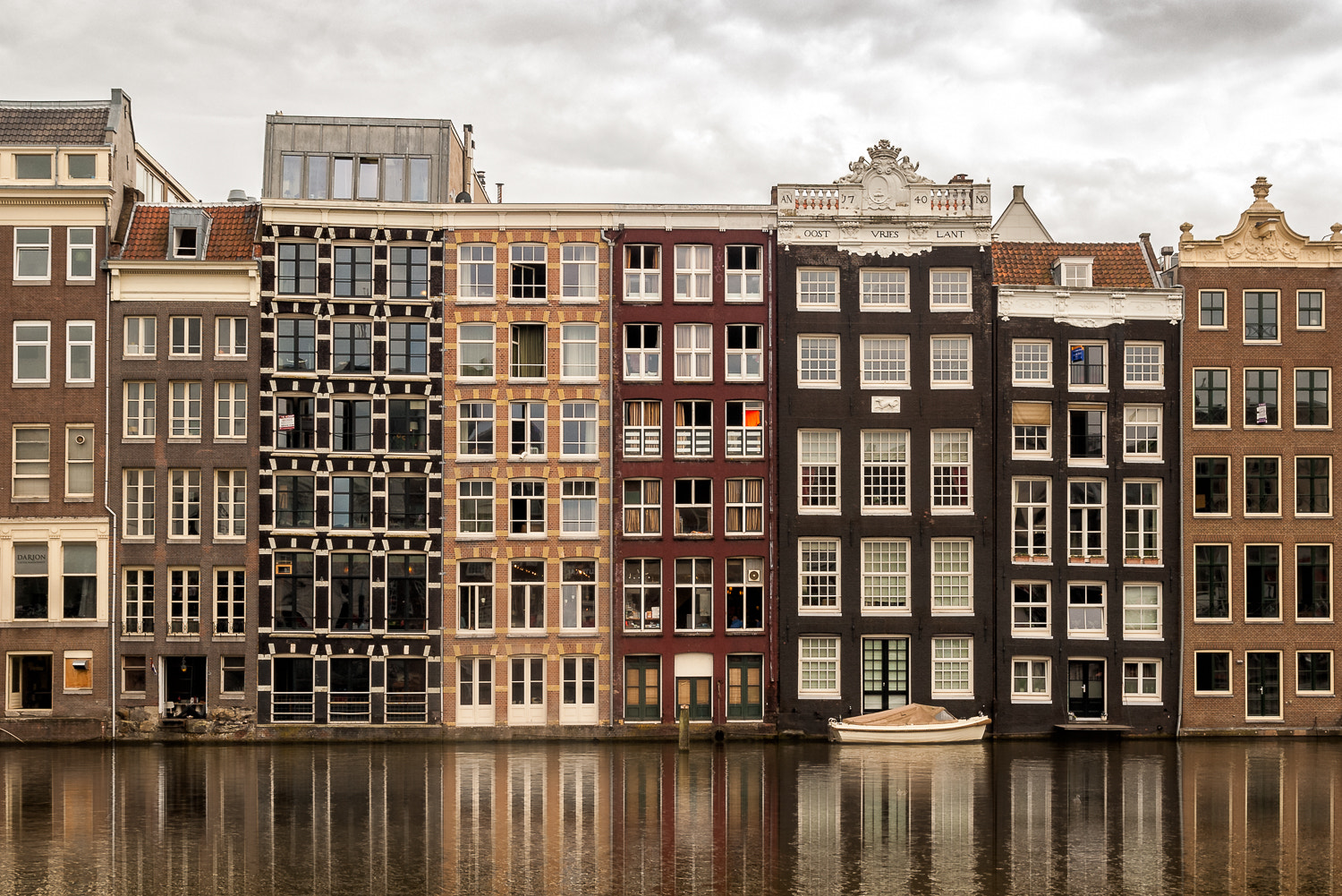Pentax K100D Super + Sigma AF 10-20mm F4-5.6 EX DC sample photo. Beautiful buildings in amsterdam. photography