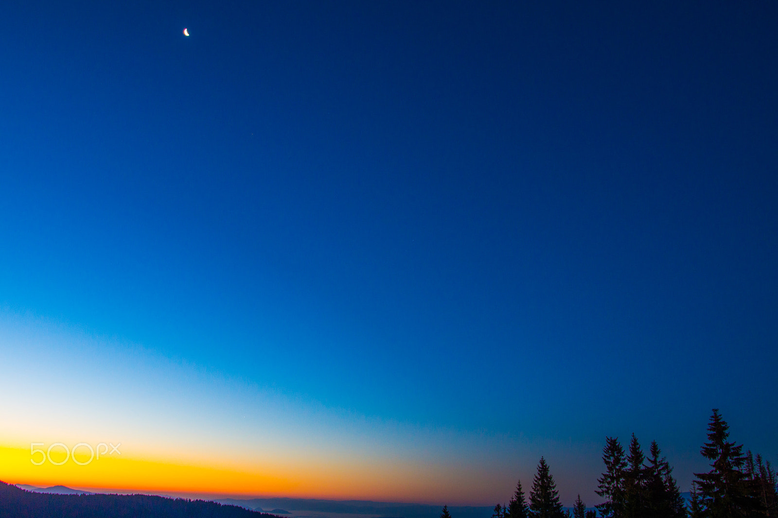 Minolta AF 17-35mm F2.8-4 (D) sample photo. Sunrise with moon photography