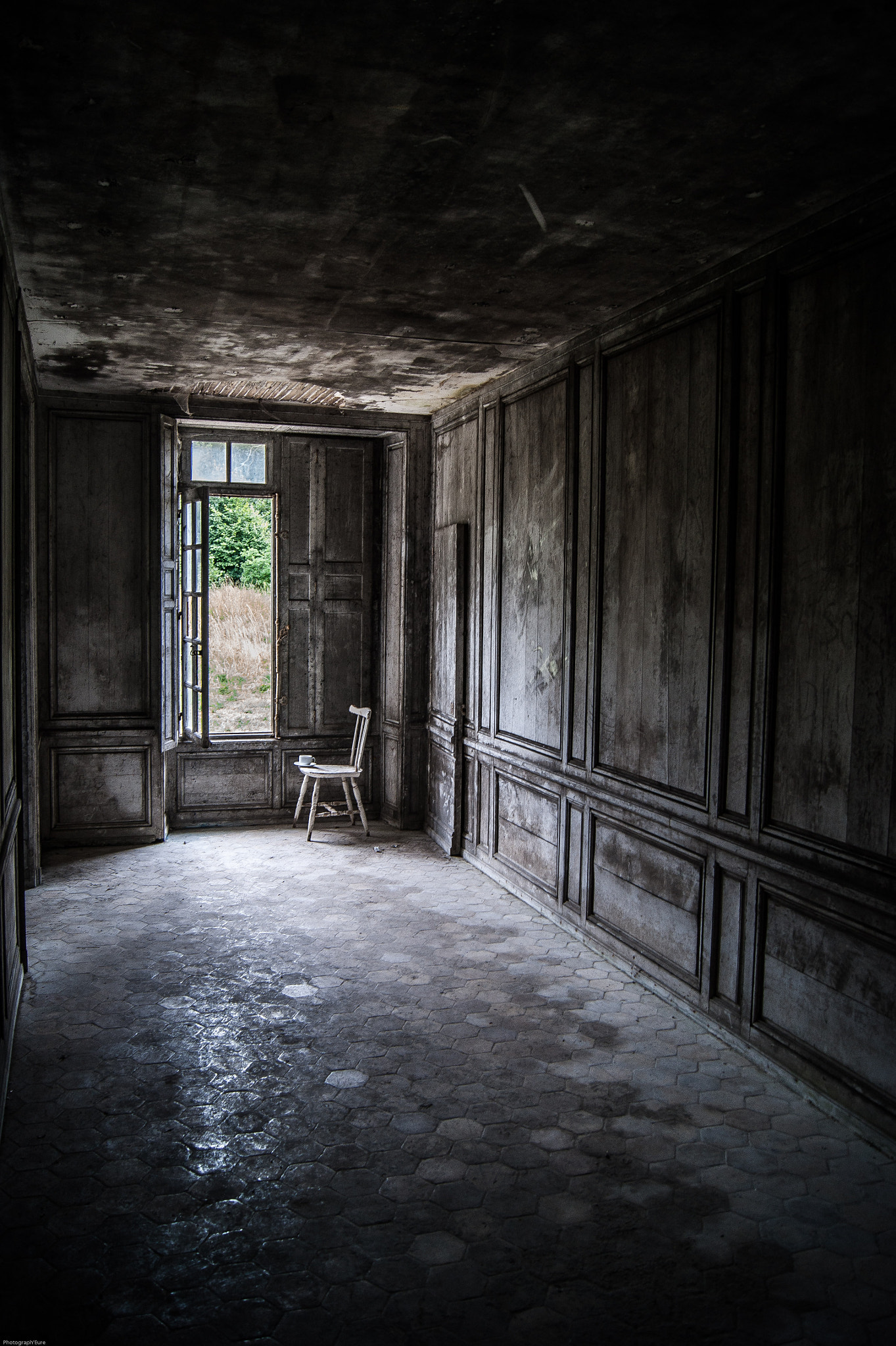 Sony Alpha DSLR-A380 sample photo. Haunted room photography