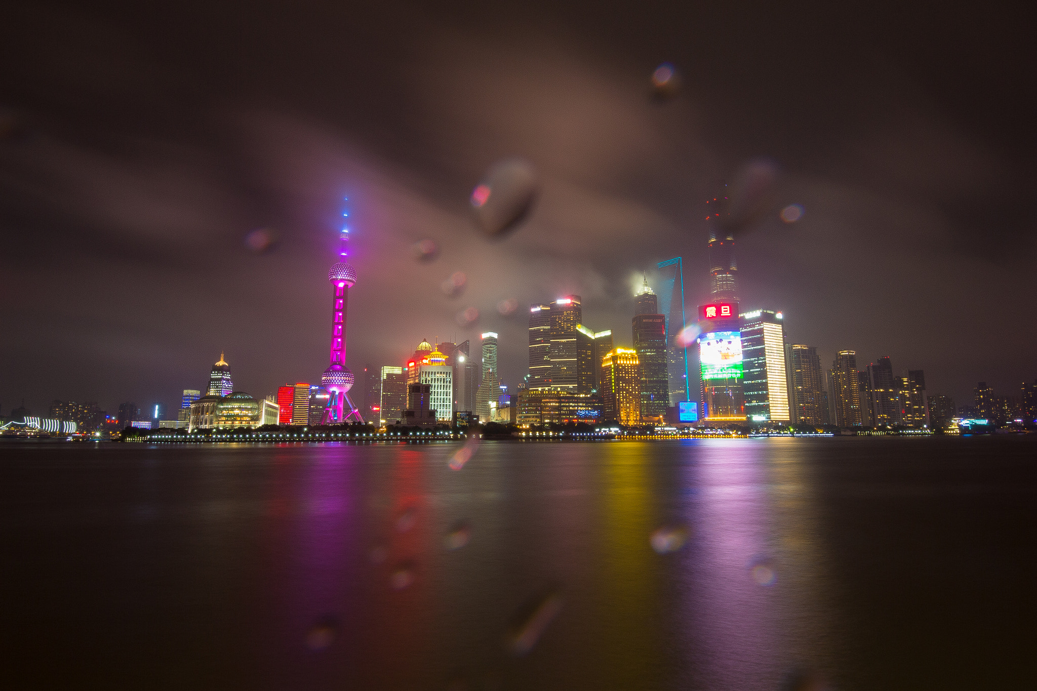 Canon EOS 700D (EOS Rebel T5i / EOS Kiss X7i) + Sigma 8-16mm F4.5-5.6 DC HSM sample photo. Rainy night in shanghai photography