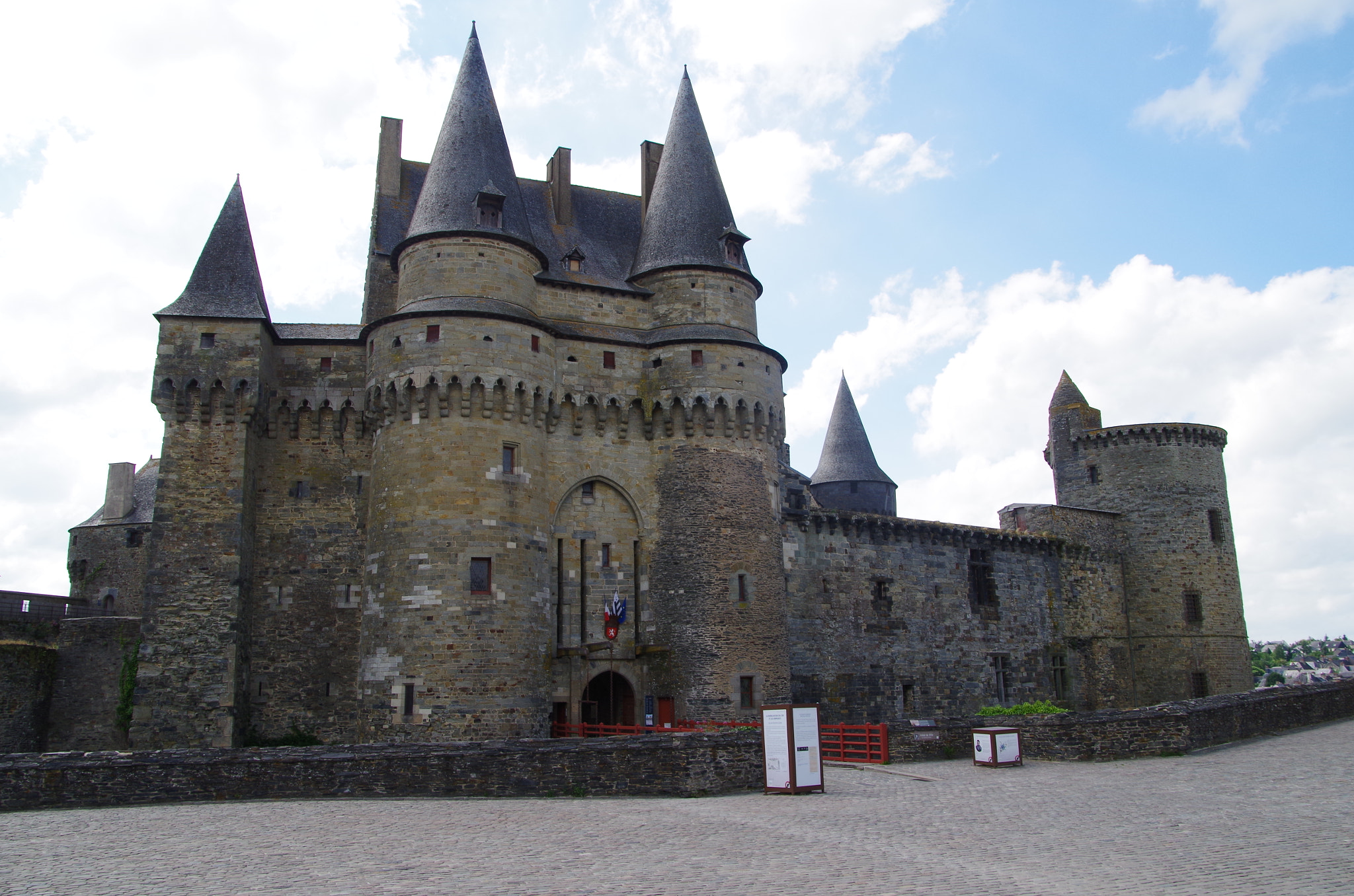 Pentax smc DA 18-270mm F3.5-6.3 ED SDM sample photo. Château de vitré photography