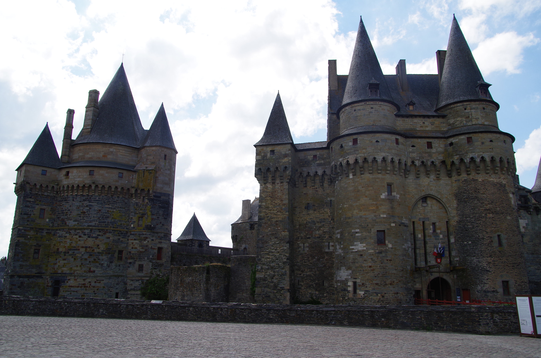 Pentax smc DA 18-270mm F3.5-6.3 ED SDM sample photo. Château de vitré photography