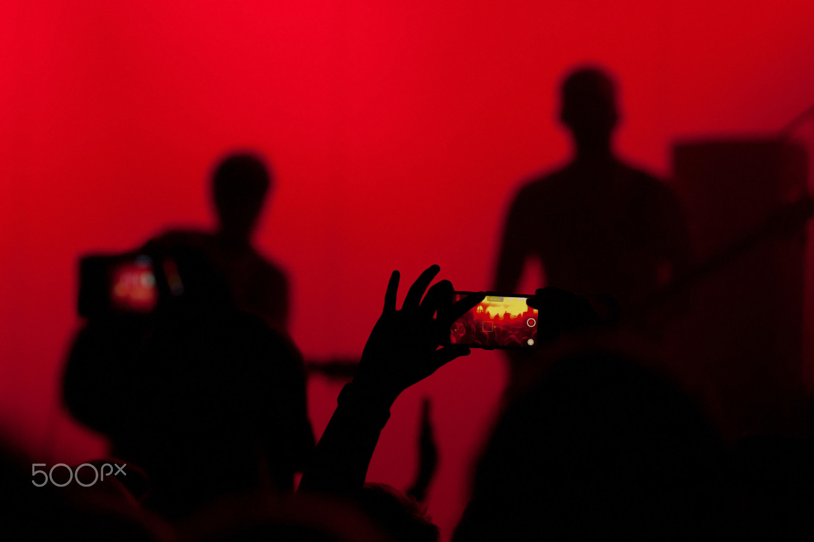 Sony Alpha DSLR-A700 + Minolta/Sony AF 70-200mm F2.8 G sample photo. Concert crowd photography