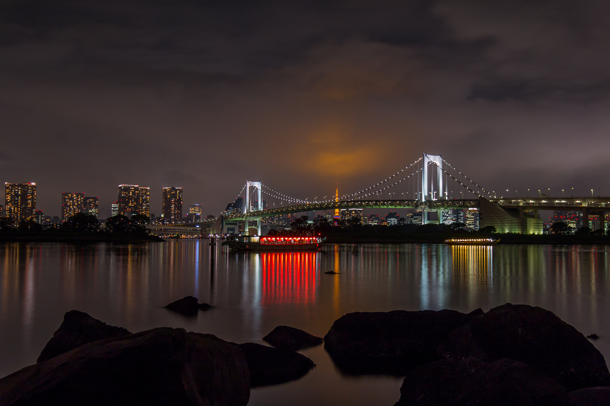 Canon EOS 70D + Canon EF 16-35mm F4L IS USM sample photo. Tokyo bay reflections photography