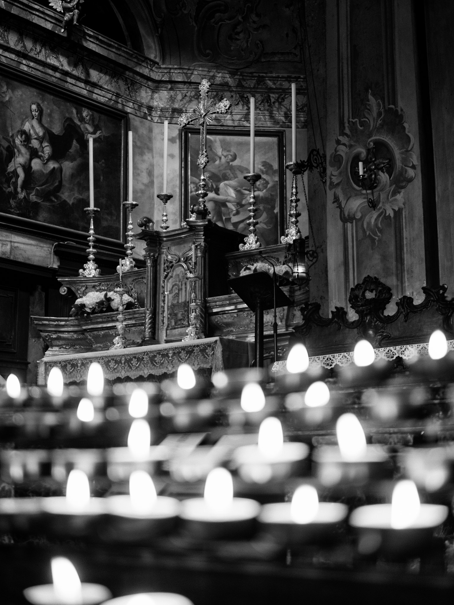 Olympus OM-D E-M5 II + Panasonic Leica DG Summilux 25mm F1.4 II ASPH sample photo. Candles in church photography