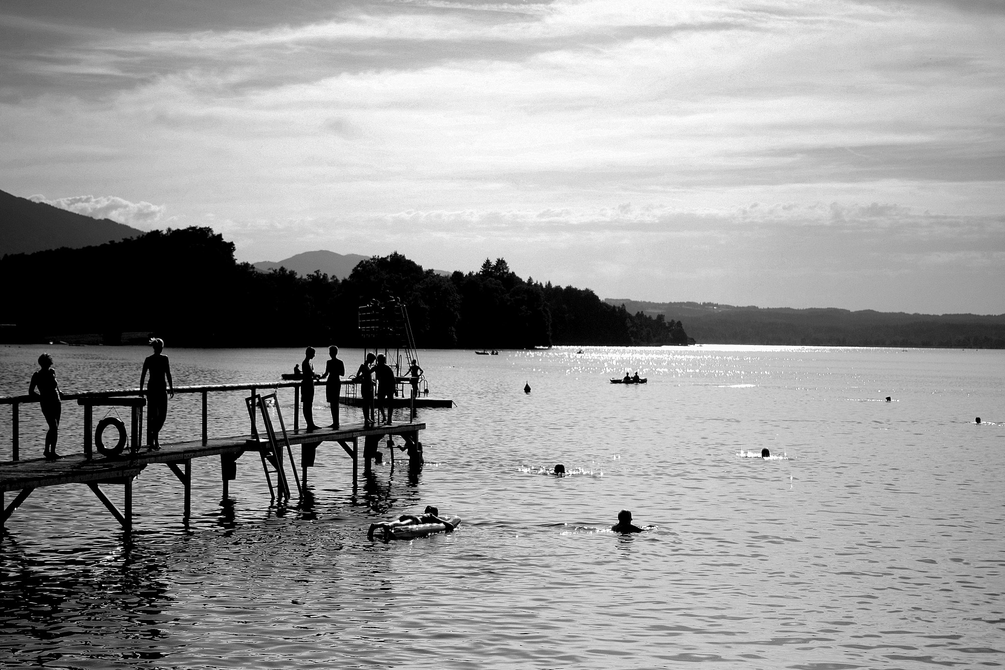 Canon EOS 450D (EOS Rebel XSi / EOS Kiss X2) + Canon EF 40mm F2.8 STM sample photo. Swimming in bavarian lake photography