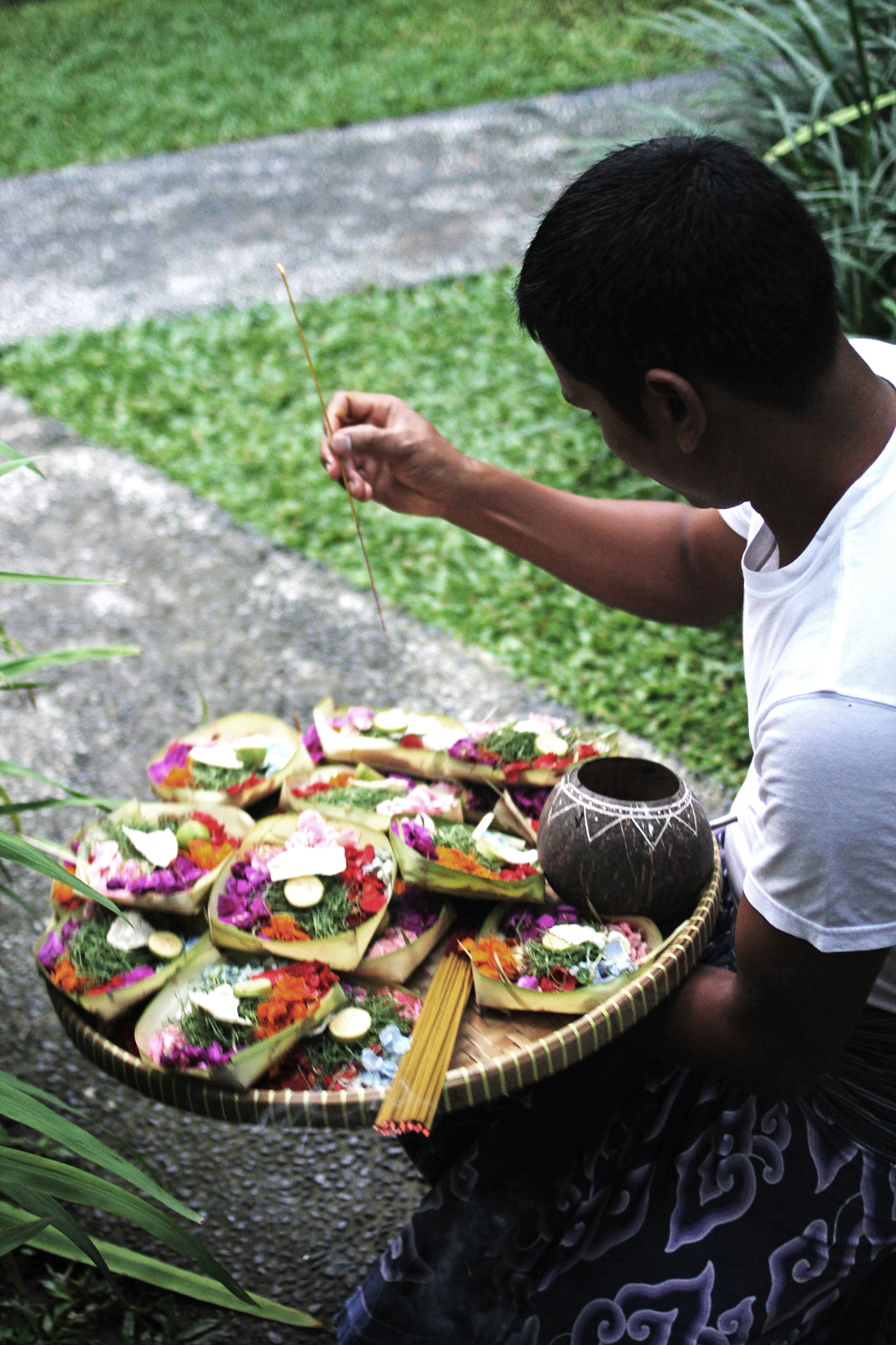 Canon EOS 7D + Canon EF 35mm F2 sample photo. Canang sari, bali photography