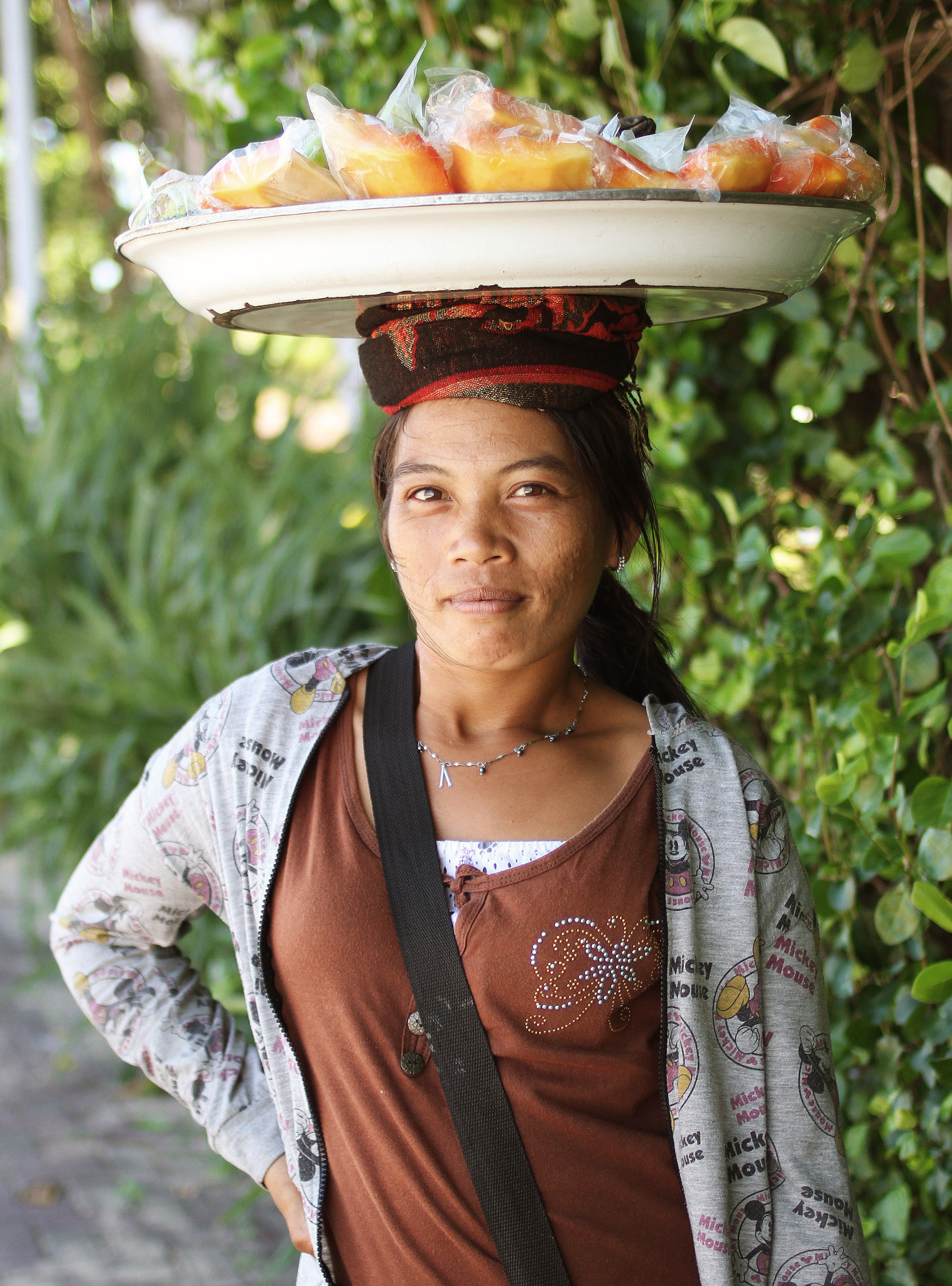 Canon EOS 7D + Canon EF 35mm F2 sample photo. Balinese woman photography