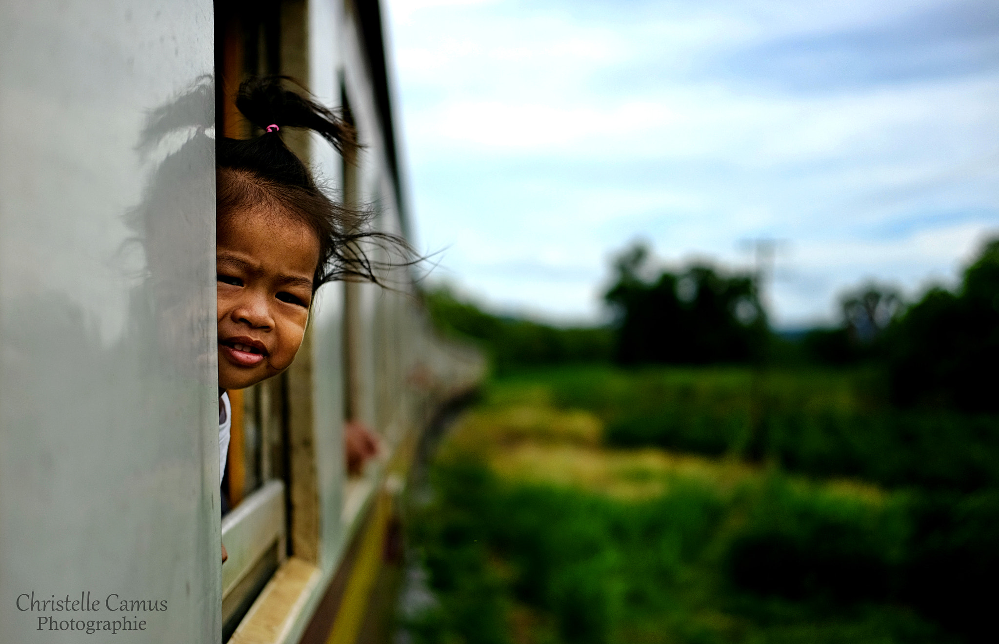 Fujifilm X-E2S sample photo. The little girl of the train photography