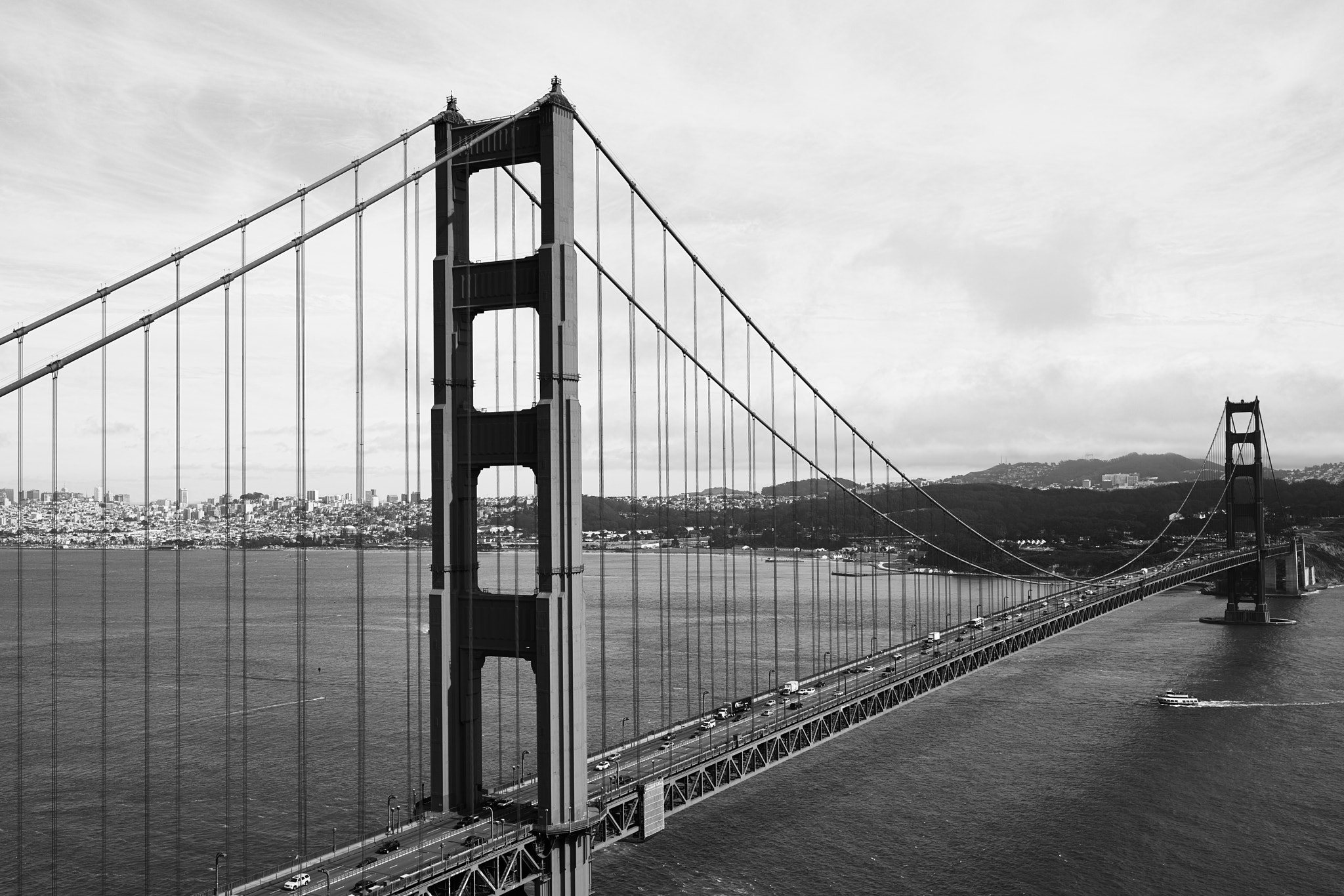 E 35mm F2 sample photo. Golden gate in black and white photography