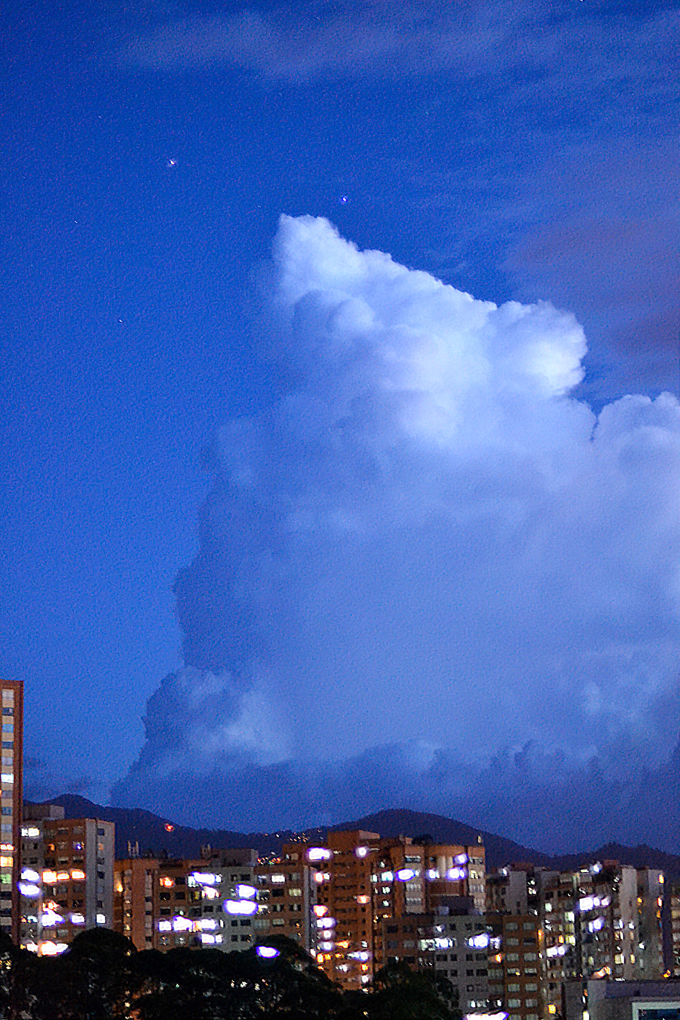 Nikon D3100 + Nikon AF Nikkor 50mm F1.4D sample photo. Medellín, colombia - clouds & planets at dusk photography