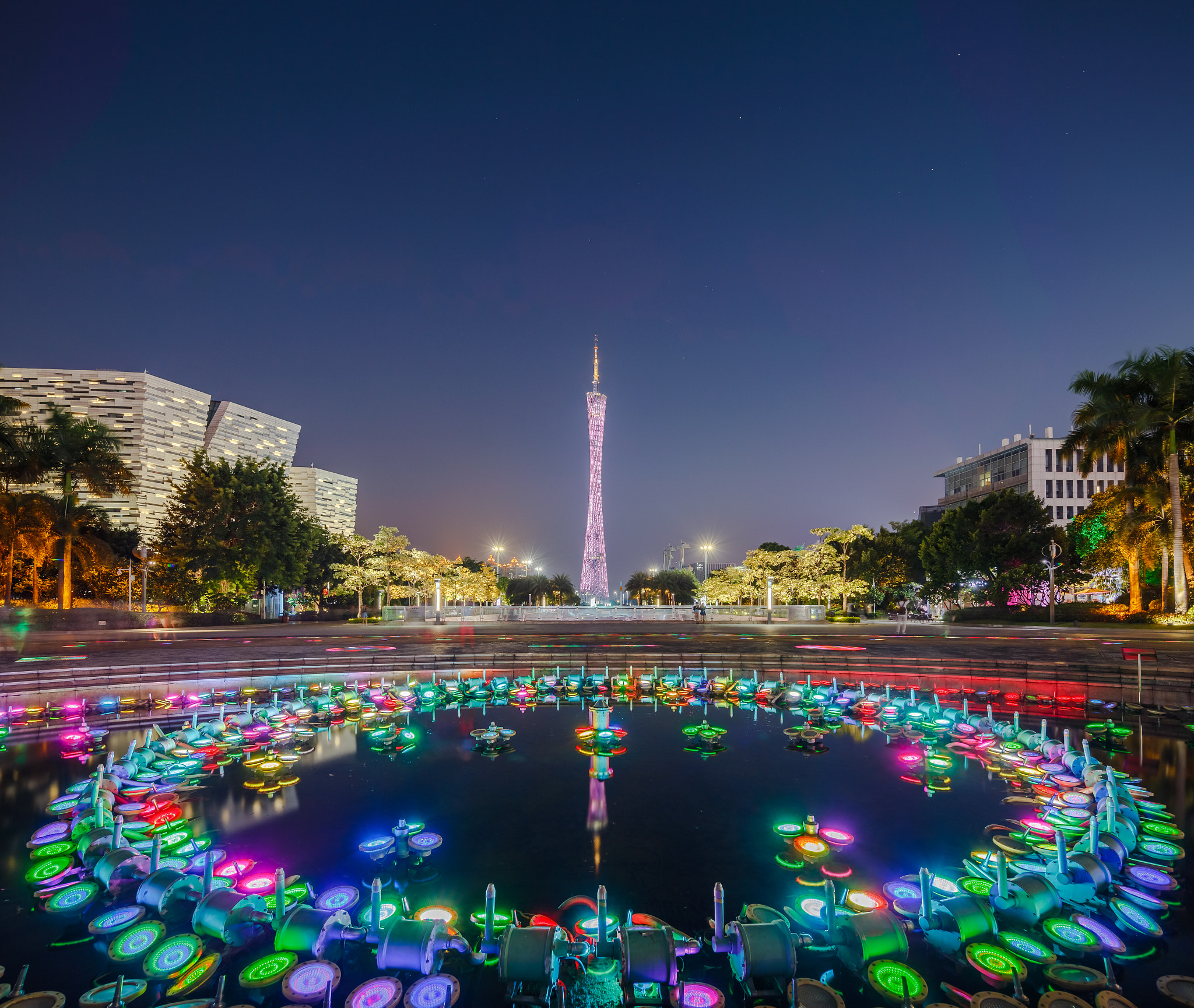 音乐喷泉前的广州塔 Canton Tower