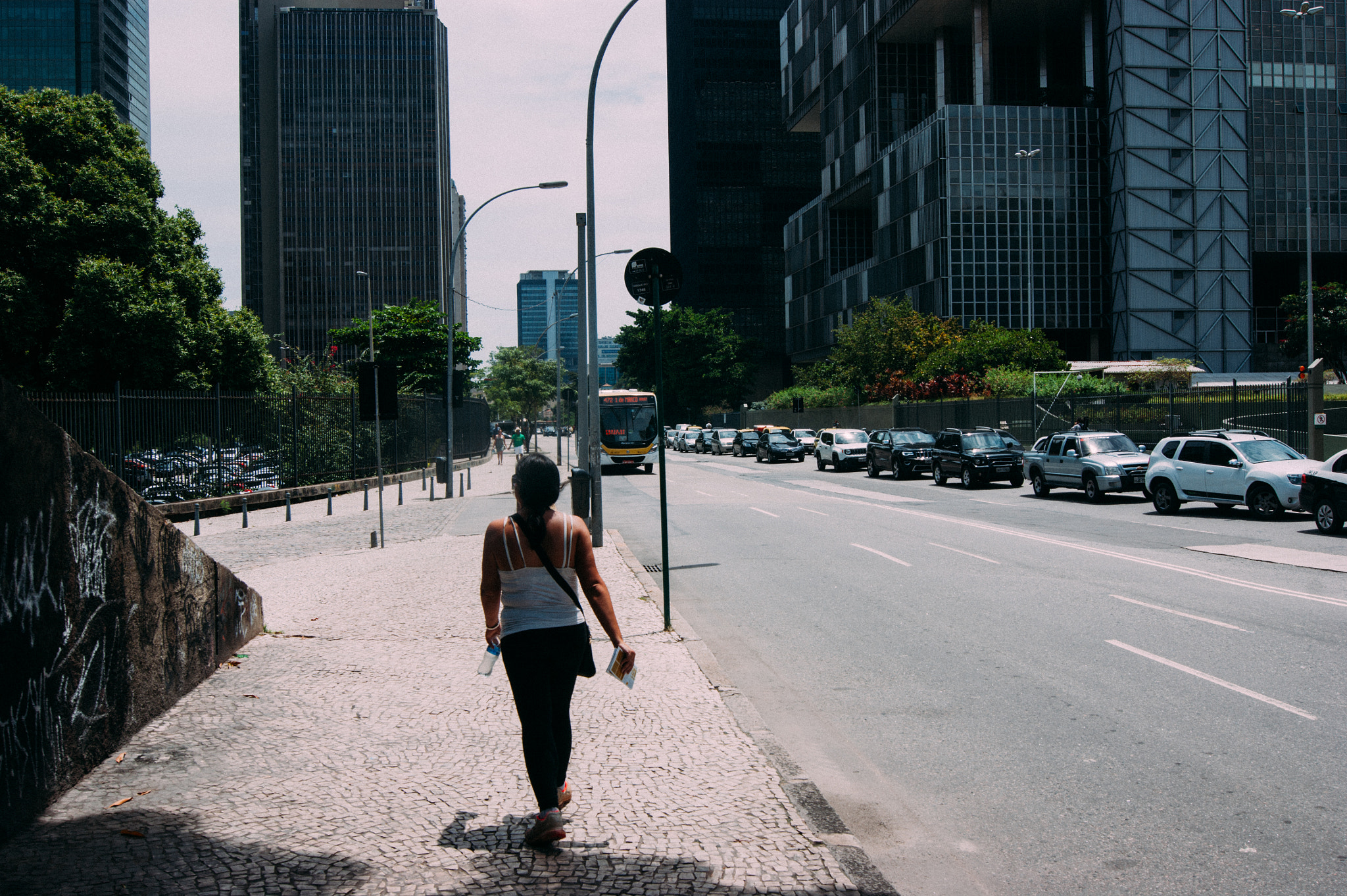 Sony Alpha DSLR-A290 + Sony DT 18-55mm F3.5-5.6 SAM sample photo. Woman walking in downtown area of rio de janeiro. photography