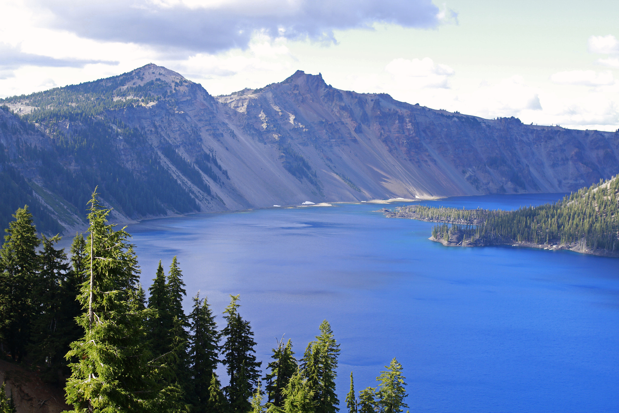 Canon EF 35mm F1.4L II USM sample photo. Crater lake photography