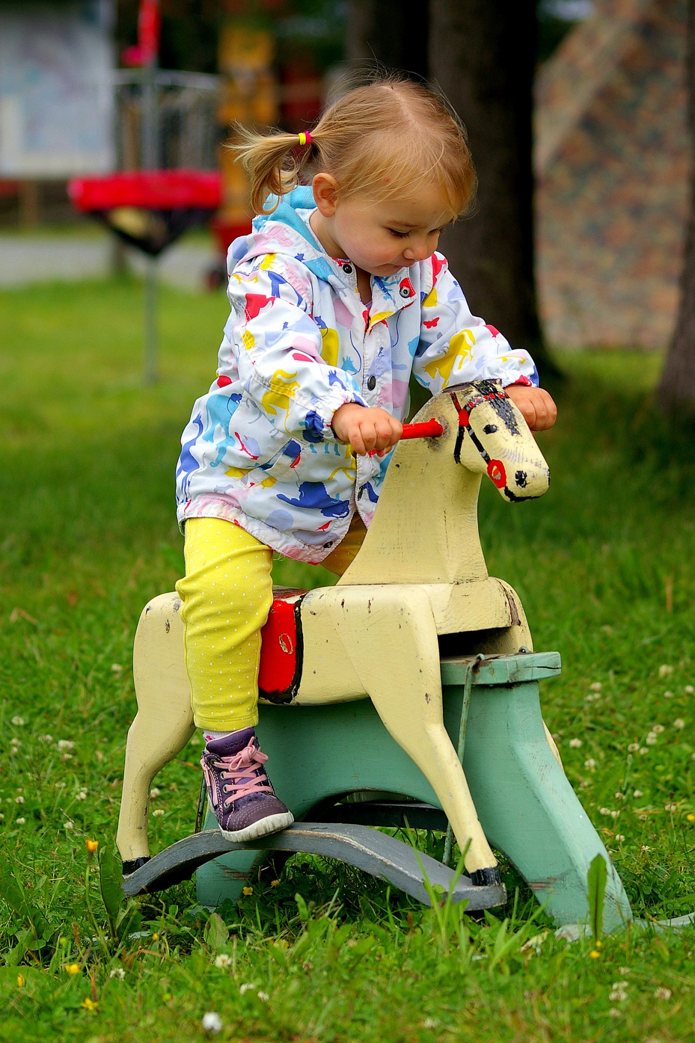 Pentax *ist DL sample photo. Baby girl riding (finland) photography