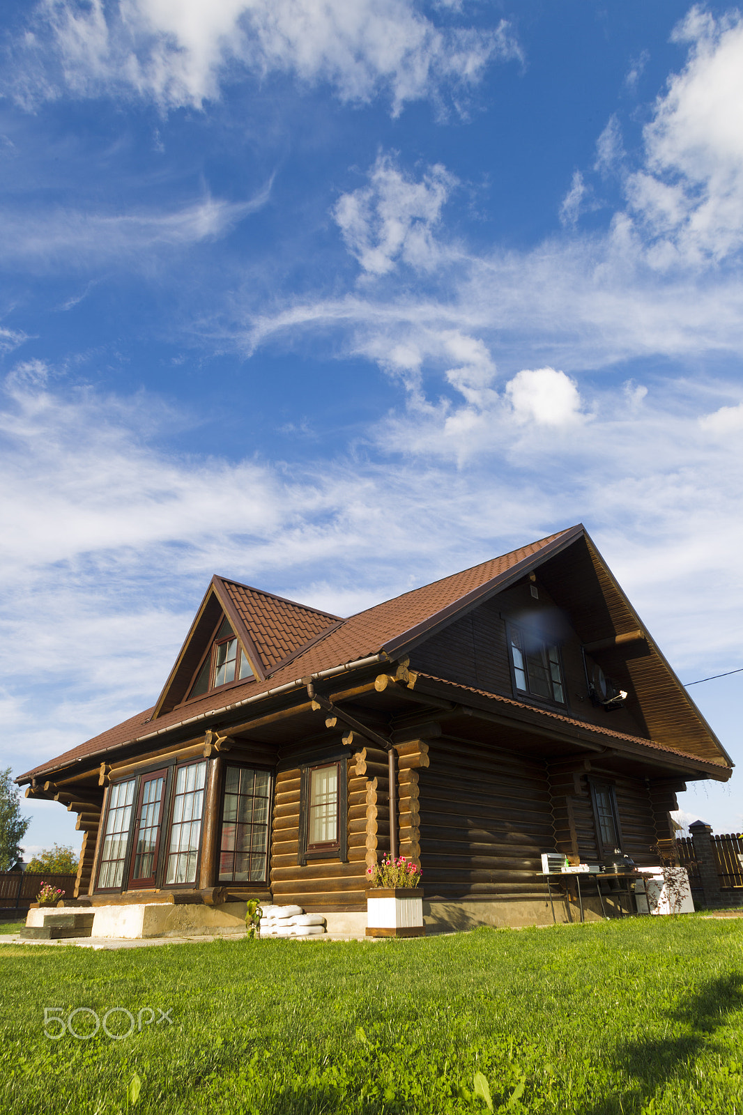 Canon EF 17-35mm f/2.8L sample photo. Wooden house sunny summer day photography
