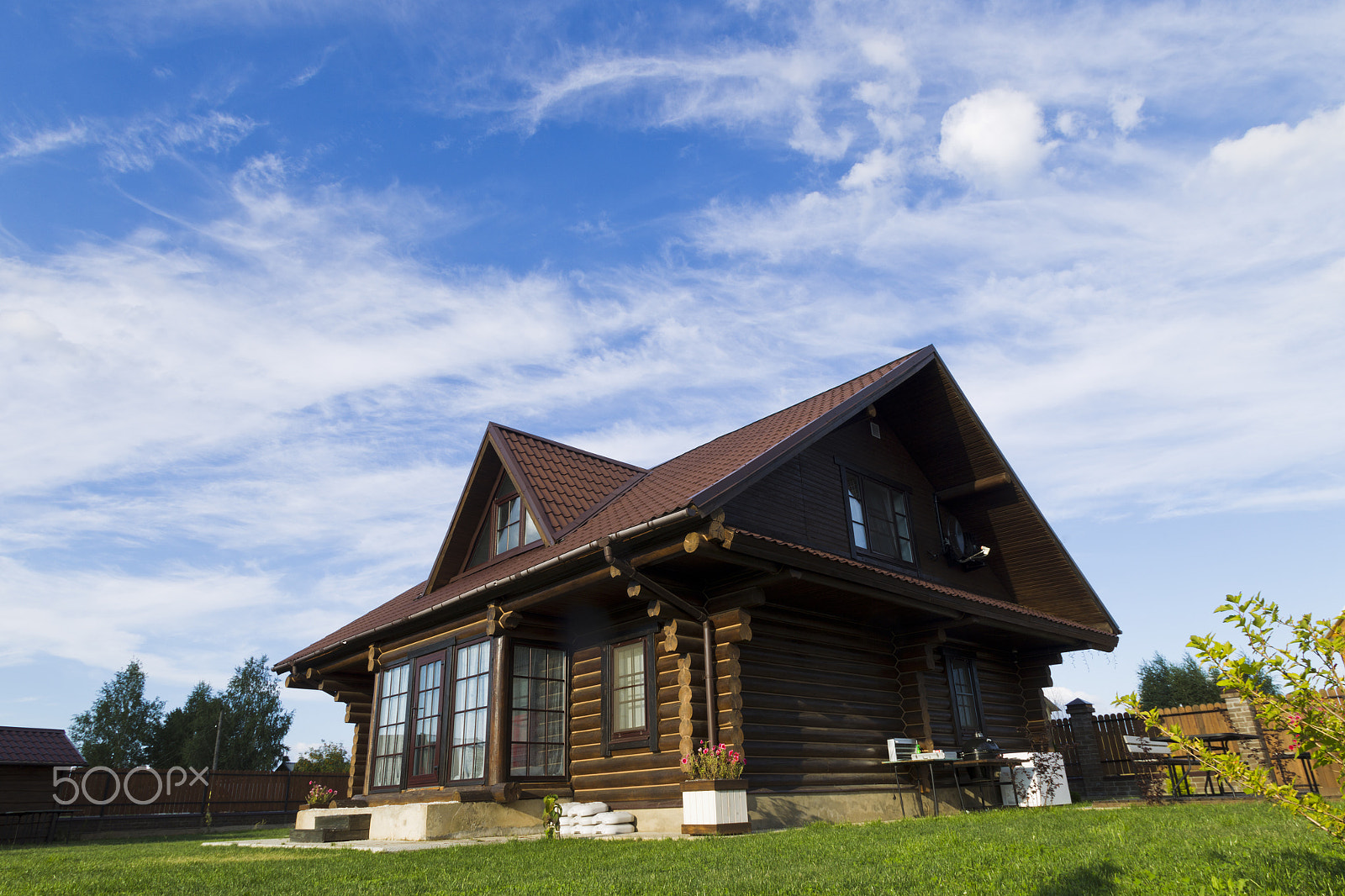 Canon EF 17-35mm f/2.8L sample photo. Wooden house sunny summer day photography