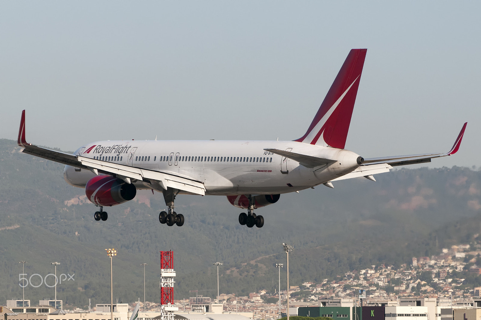 AF Zoom-Nikkor 80-200mm f/2.8 ED sample photo. Royal flight vq-btn b757-256(wl) photography