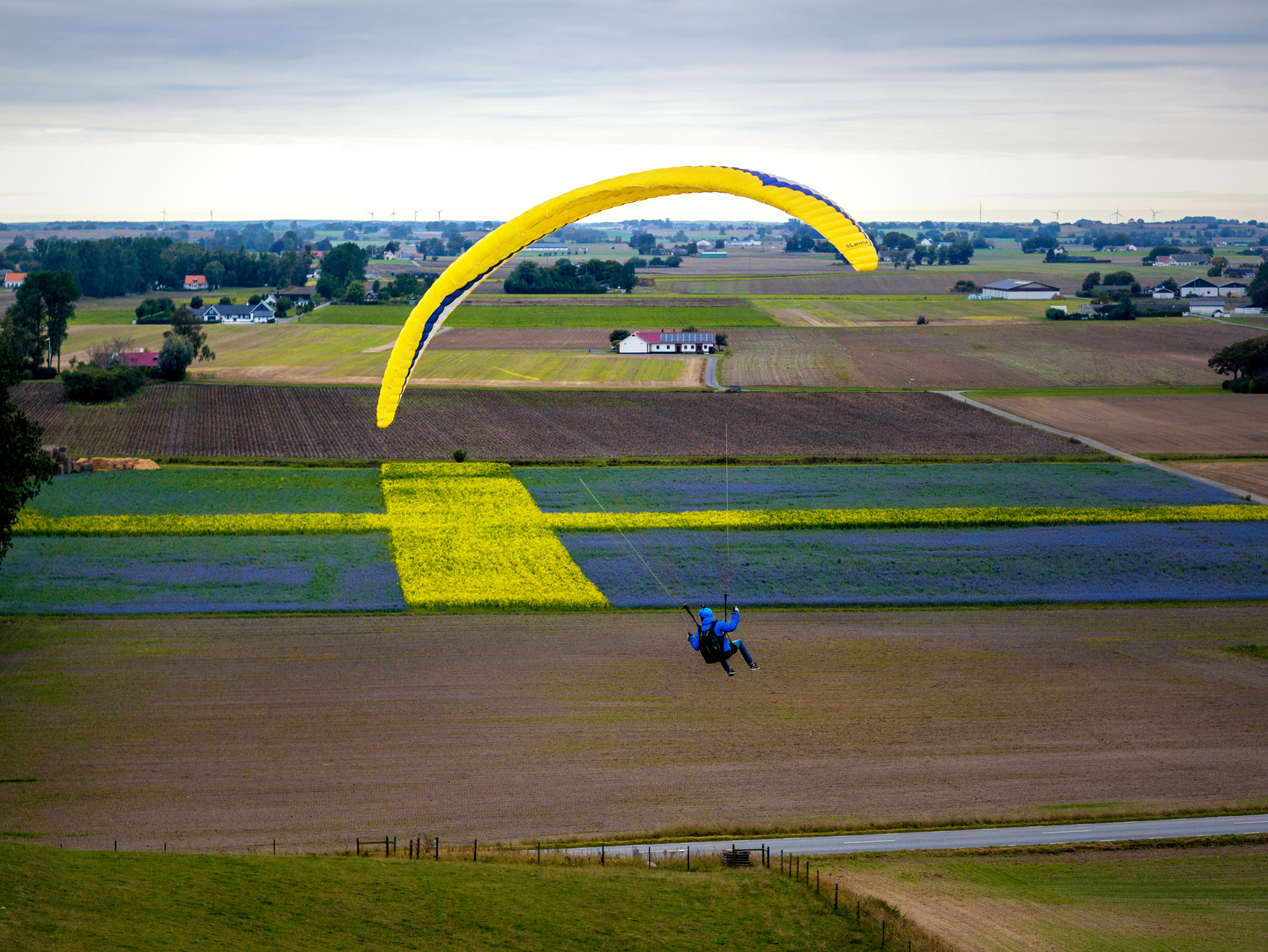 Panasonic Lumix DMC-GX7 + Olympus M.Zuiko Digital 45mm F1.8 sample photo. Paragliding the swedish flag photography