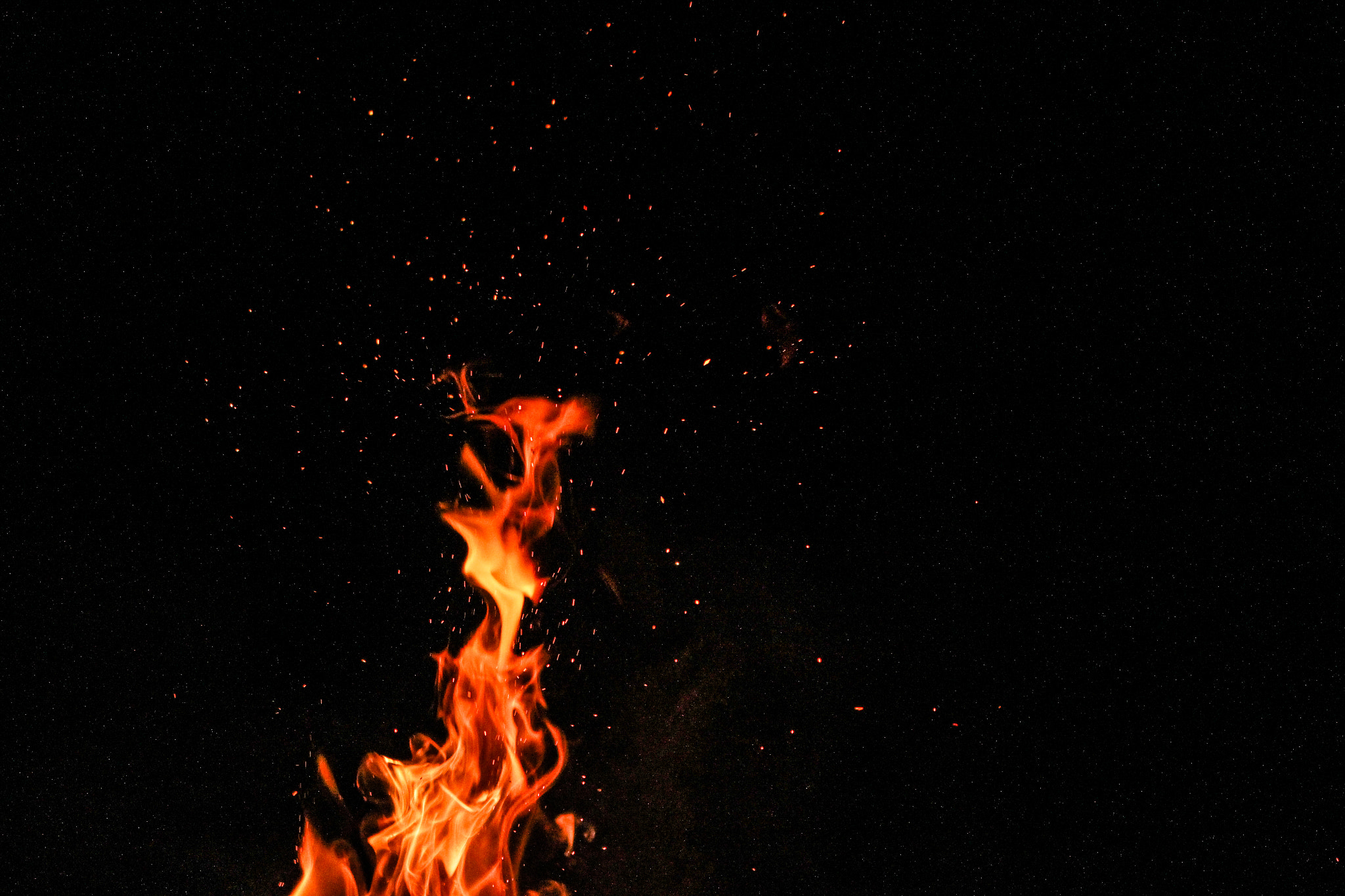 Canon EOS 1300D (EOS Rebel T6 / EOS Kiss X80) + Canon EF-S 18-55mm F3.5-5.6 IS STM sample photo. Fire at night photography