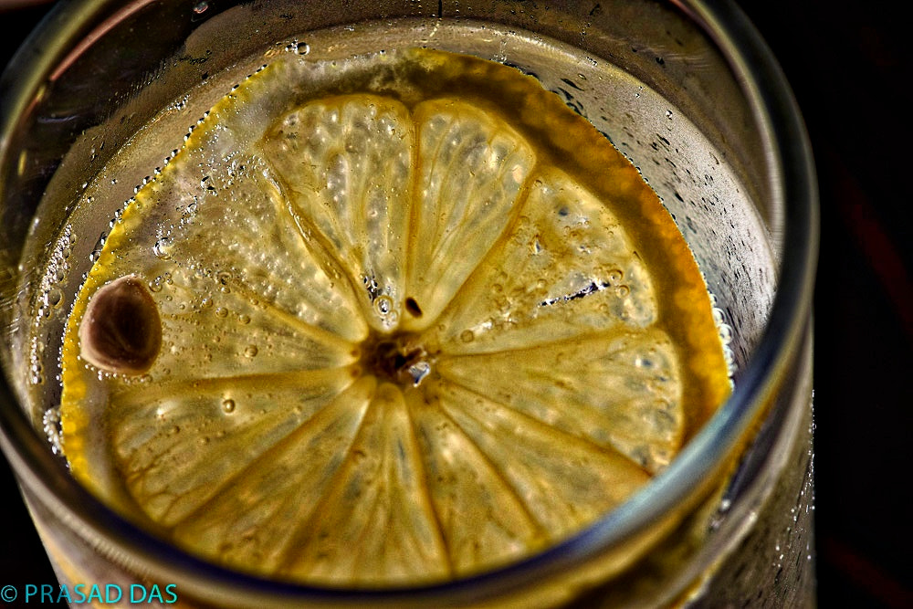 Nikon D5300 + Nikon AF-S Micro-Nikkor 105mm F2.8G IF-ED VR sample photo. Lemony- top of glass-carbonated water photography