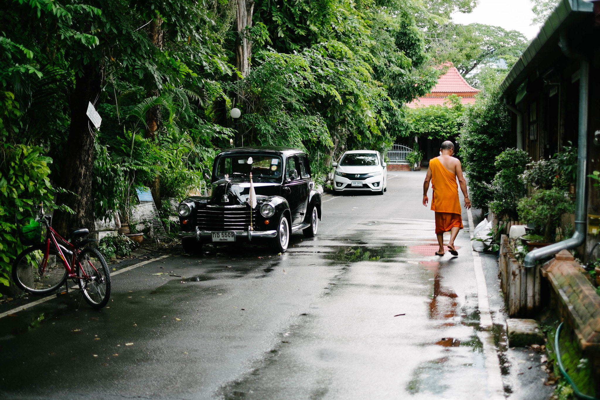 Fujifilm X-M1 + Fujifilm XF 35mm F1.4 R sample photo. Monk on the street photography
