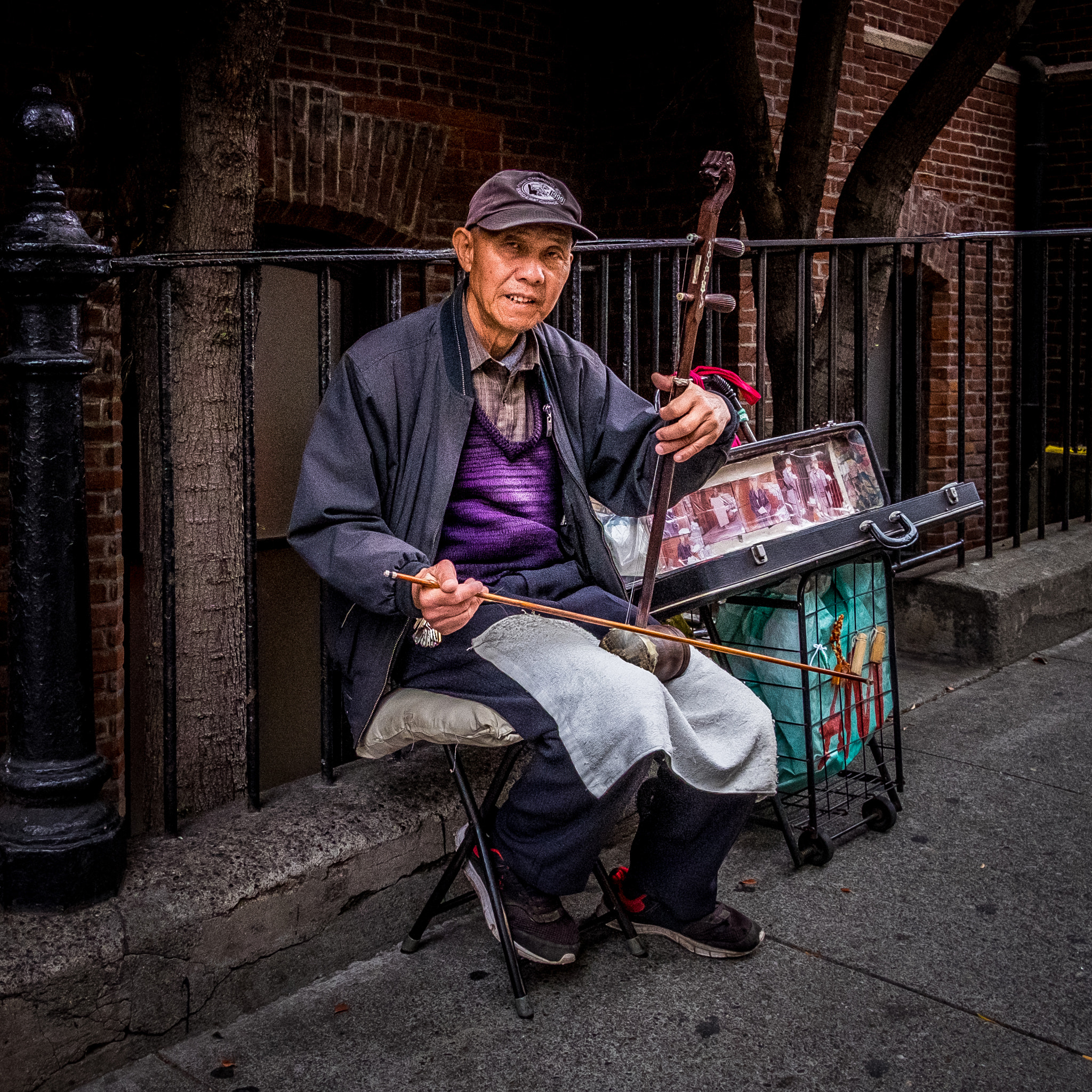Fujifilm X-E2 + Fujifilm XF 18mm F2 R sample photo. Street performer photography