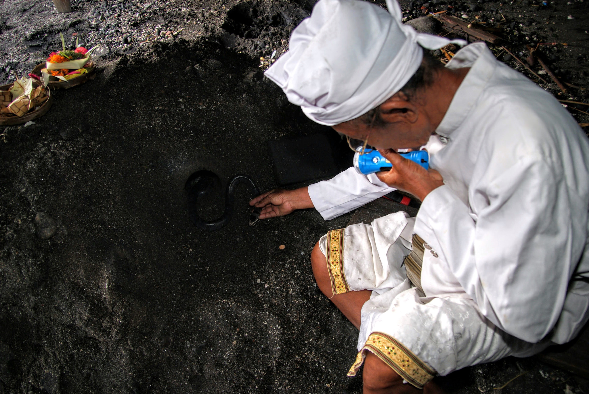 Sony DT 18-250mm F3.5-6.3 sample photo. The snake man in the holy snake caves, tanah lot, bali photography