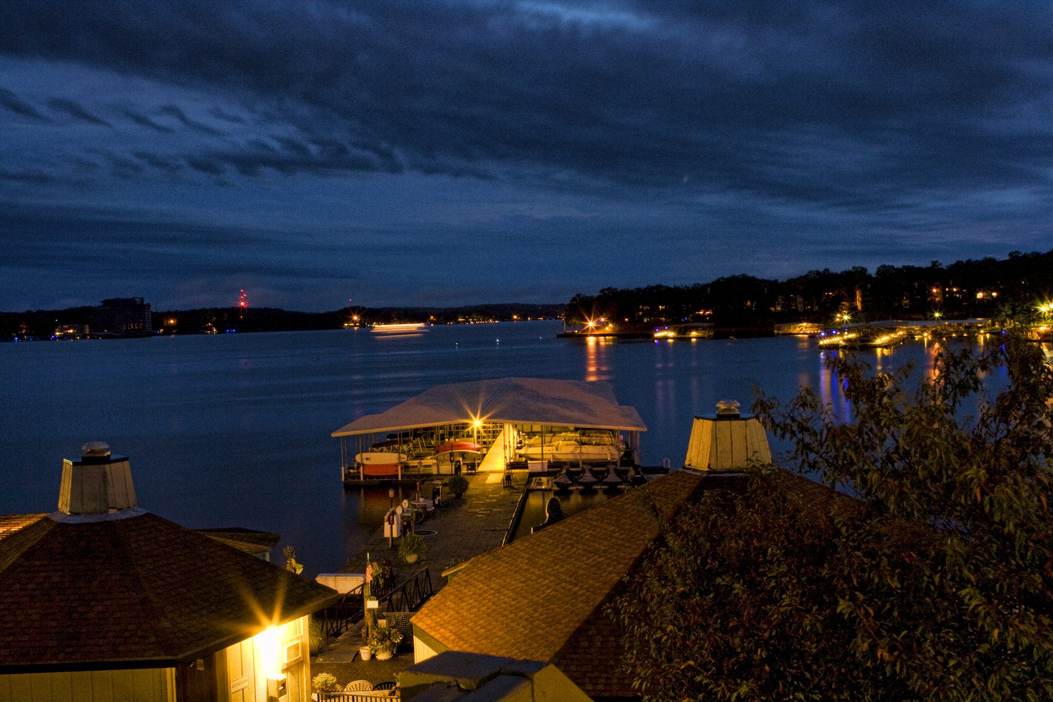 Canon EOS 400D (EOS Digital Rebel XTi / EOS Kiss Digital X) sample photo. Night on the lake photography