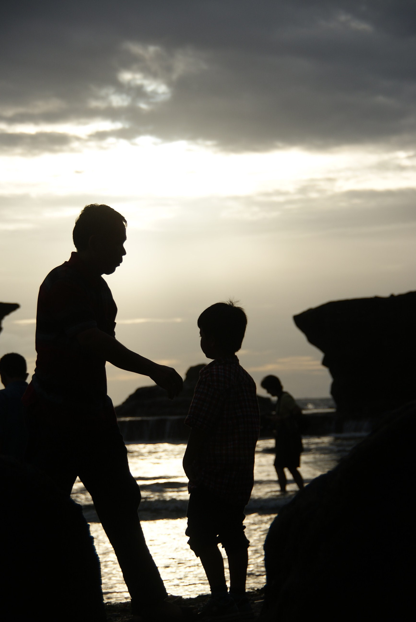 Sony DT 18-250mm F3.5-6.3 sample photo. Silhouette of people by the seaside during sunset photography