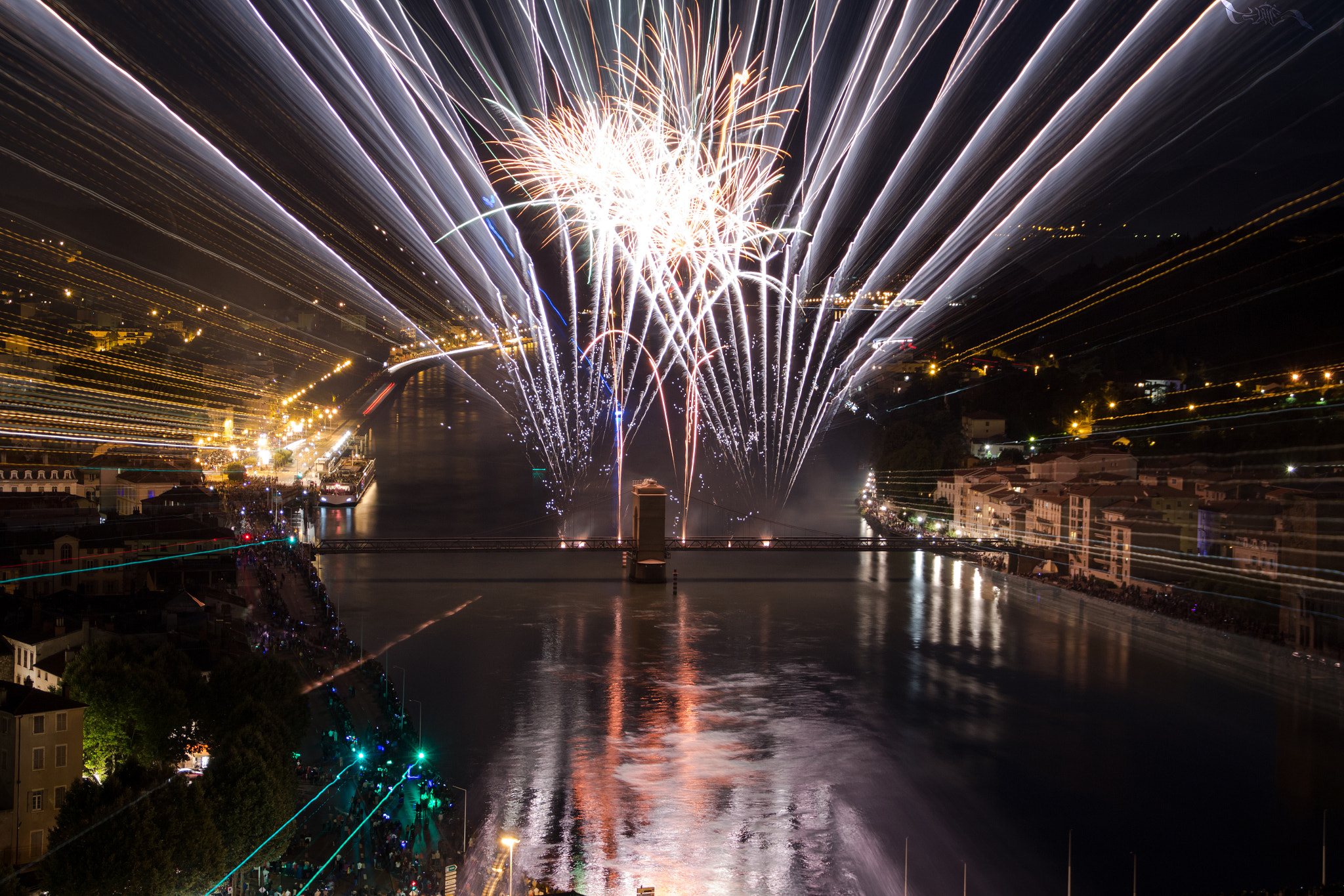 Canon EOS 100D (EOS Rebel SL1 / EOS Kiss X7) sample photo. Fireworks by glints photography
