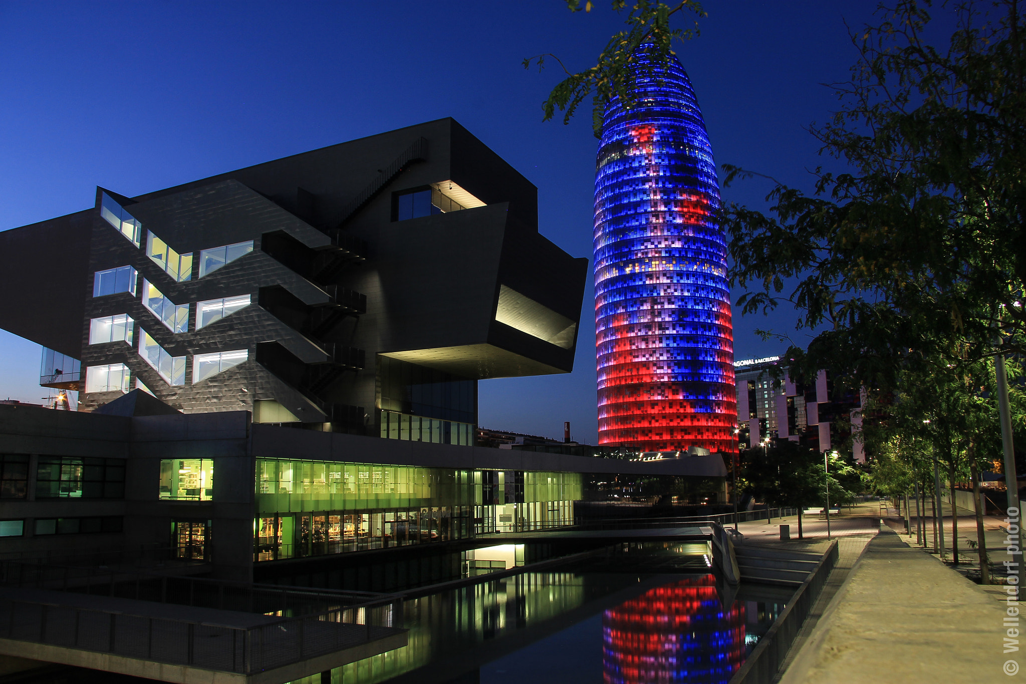 Canon EF-S 17-85mm F4-5.6 IS USM sample photo. Torre akbar by night photography